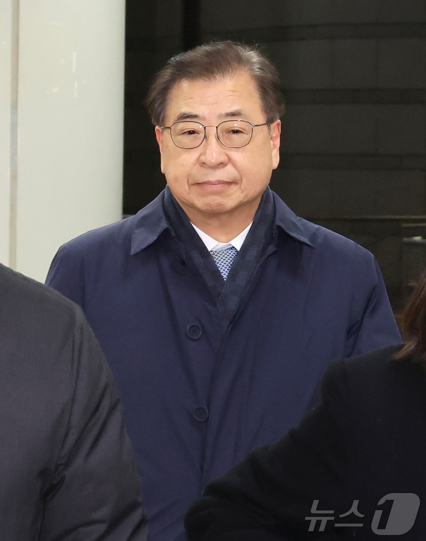 (서울=뉴스1) 오대일 기자 = 2020년 서해에서 발생한 공무원 피격 사건을 은폐하려 한 혐의로 재판에 넘겨진 서훈 전 청와대 국가안보실장이 26일 서울 서초구 중앙지법에서 열린 …