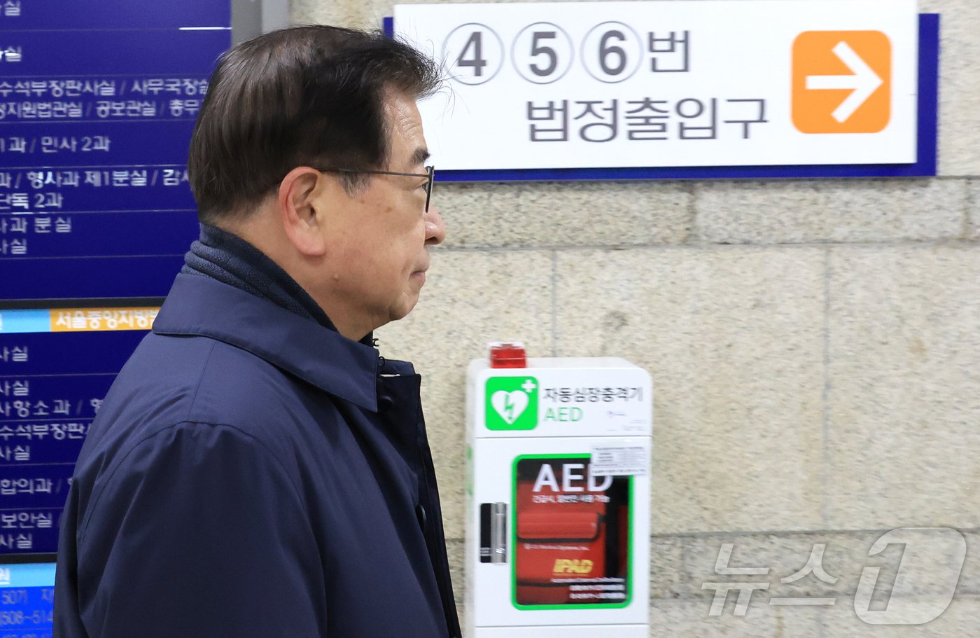 (서울=뉴스1) 오대일 기자 = 2020년 서해에서 발생한 공무원 피격 사건을 은폐하려 한 혐의로 재판에 넘겨진 서훈 전 청와대 국가안보실장이 26일 서울 서초구 중앙지법에서 열린 …