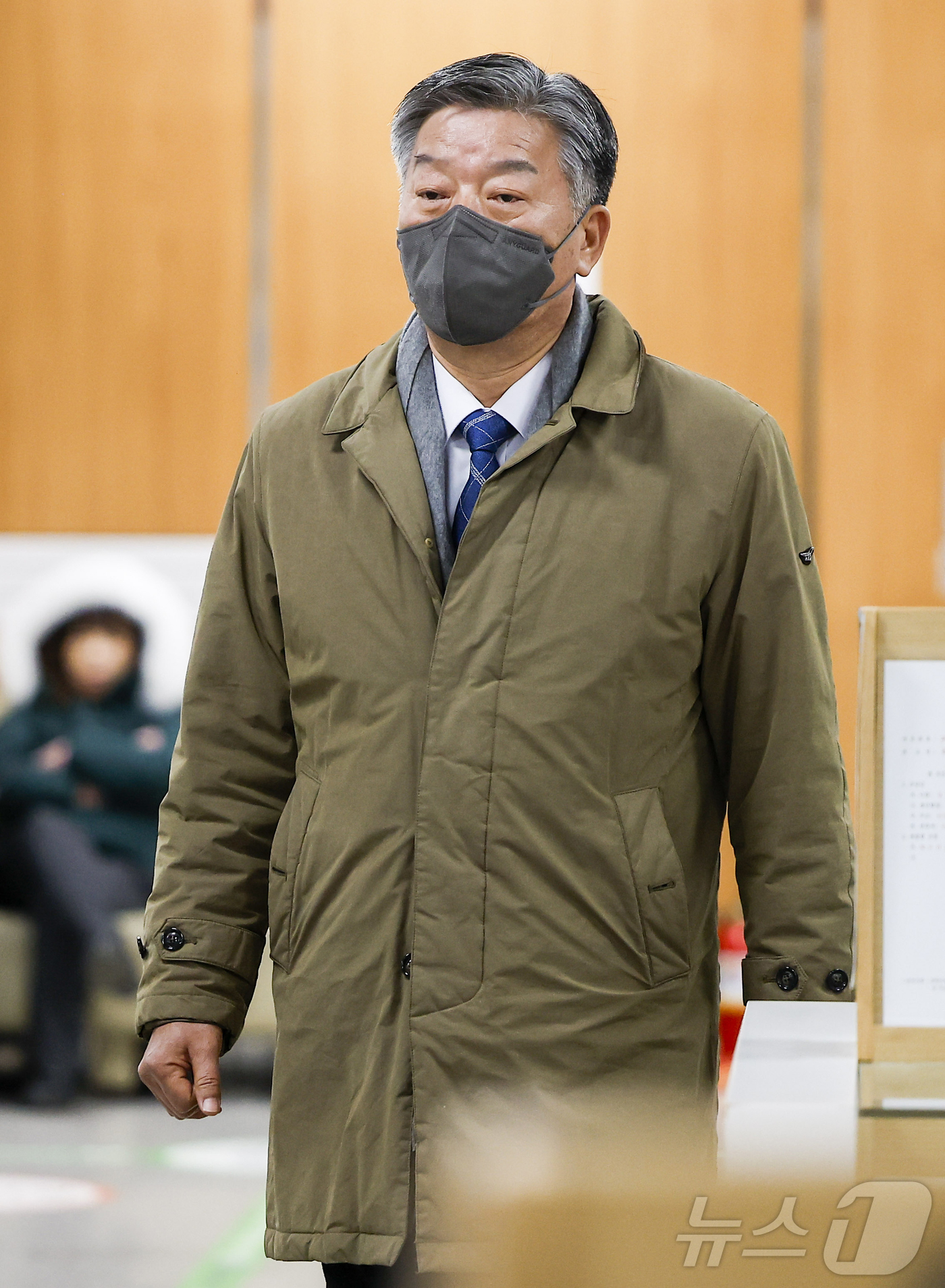 (서울=뉴스1) 오대일 기자 = '서해 공무원 피격 사건' 은폐 시도 및 '월북몰이' 혐의로 재판에 넘겨진 김홍희 전 해양경찰청장이 26일 서울 서초구 서울중앙지방법원에서 열린 선 …