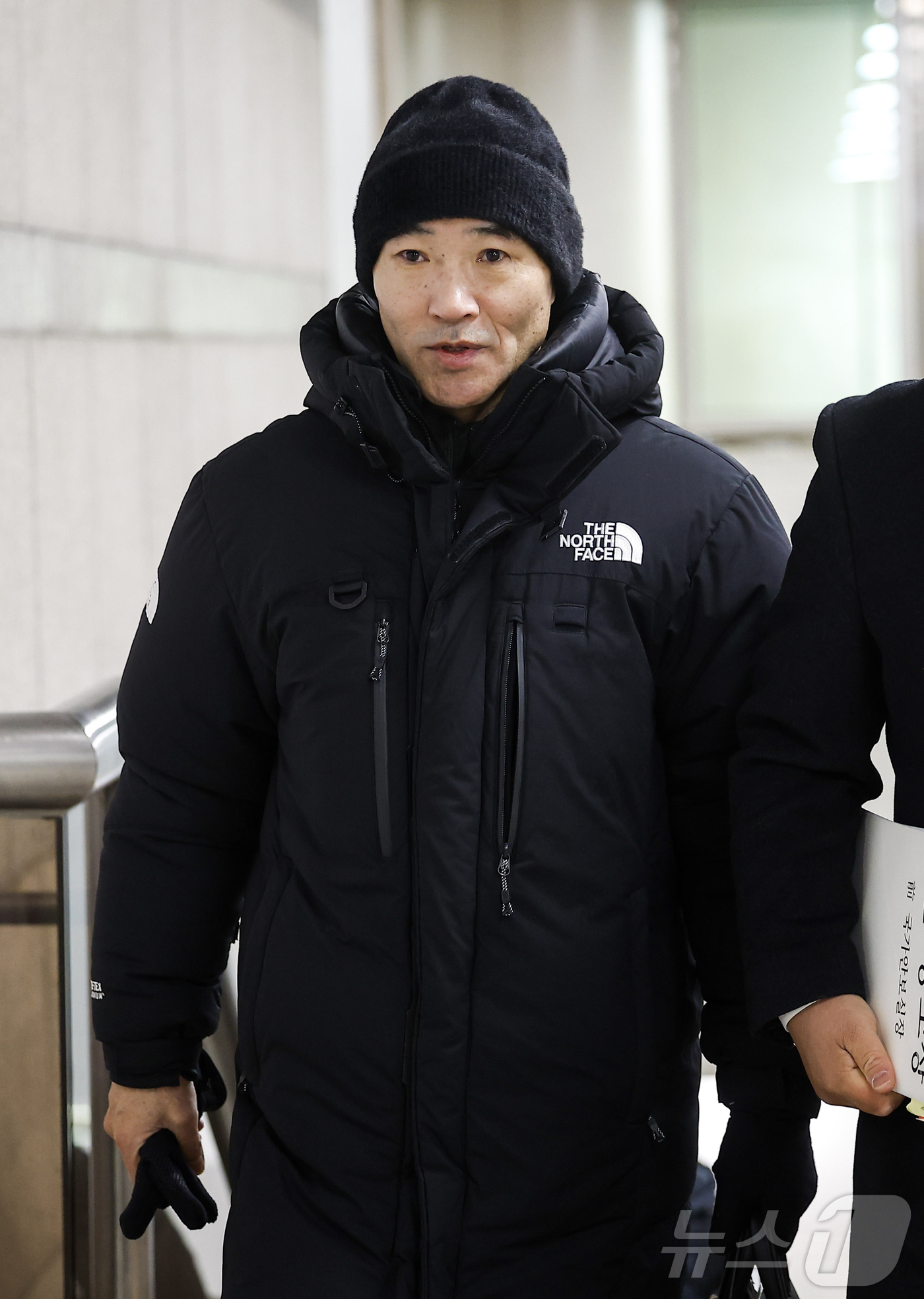 (서울=뉴스1) 오대일 기자 = 서해 공무원 피격사건의 유가족 이래진 씨가 26일 서울 서초구 서울중앙지방법원에서 열린 '서해 공무원 피격 사건' 은폐 시도 및 '월북몰이' 사건 …