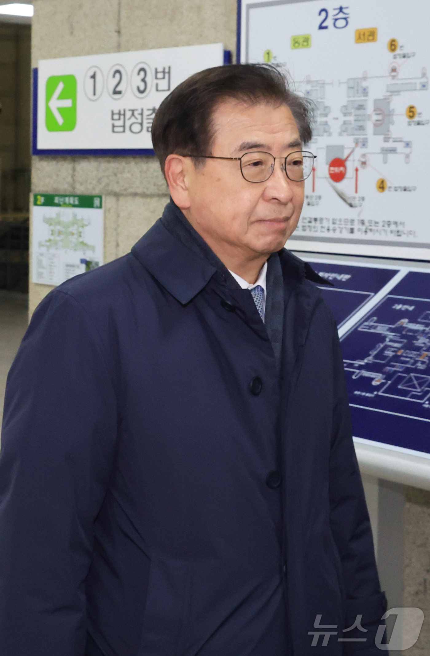 (서울=뉴스1) 오대일 기자 = 2020년 서해에서 발생한 공무원 피격 사건을 은폐하려 한 혐의로 재판에 넘겨진 서훈 전 청와대 국가안보실장이 26일 서울 서초구 중앙지법에서 열린 …