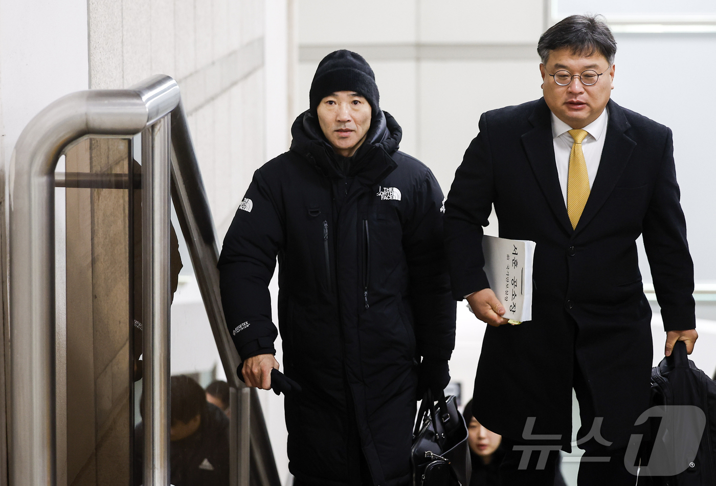 (서울=뉴스1) 오대일 기자 = [서울=뉴시스] 정병혁 기자 = 서해 공무원 피격사건의 유가족 이래진 씨가 26일 서울 서초구 서울중앙지방법원에서 열린 '서해 공무원 피격 사건' …