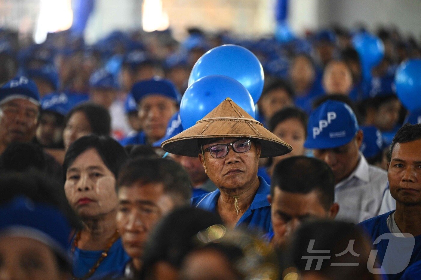 본문 이미지 - 25일(현지시간) 미얀마 양곤에서 열린 인민선구당(PPP) 대표 테트 테트 카인의 선거 유세 행사에 지지자들이 참석하고 있다. 미얀마 군부의 승인을 받은 PPP는 이달 총선에 참가할 계획이다. 2025.12.25. ⓒ AFP=뉴스1