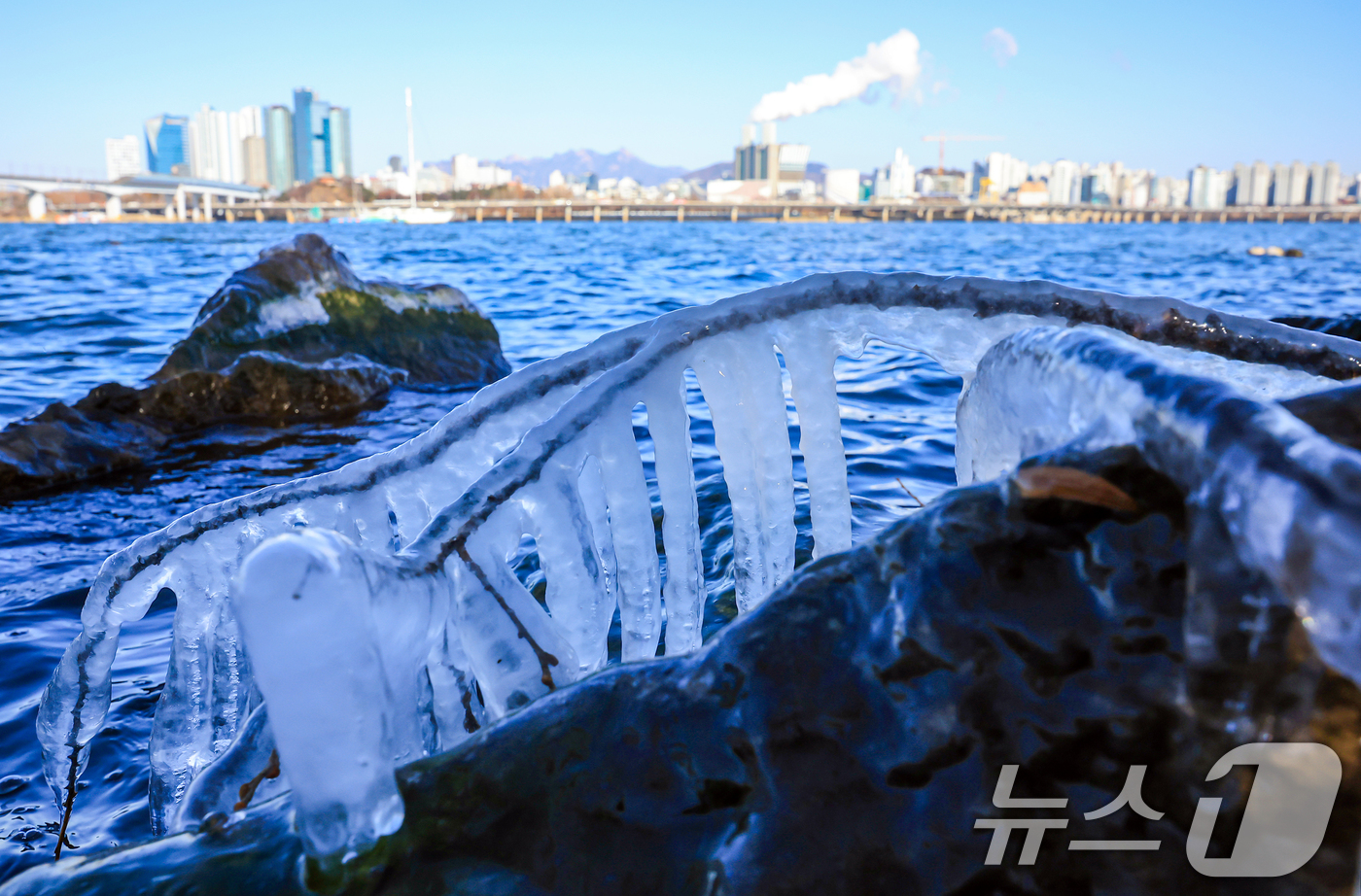 (서울=뉴스1) 김진환 기자 = 한낮에도 영하권 추위가 이어지는 26일 오후 서울 영등포구 여의도 인근 한강에 고드름이 얼어있다.기상청은 주말인 27일 아침까지 영하 10도 안팎의 …