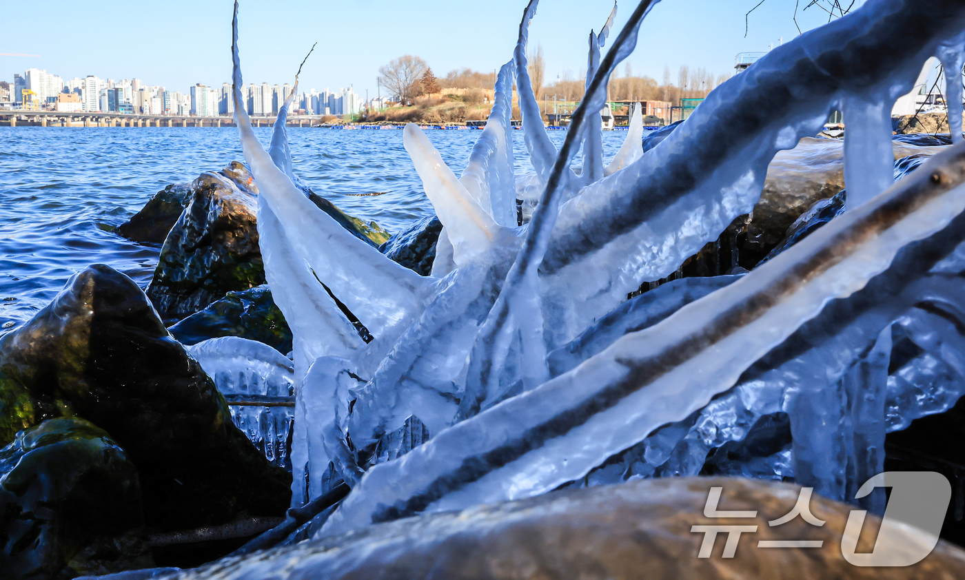 (서울=뉴스1) 김진환 기자 = 한낮에도 영하권 추위가 이어지는 26일 오후 서울 영등포구 여의도 인근 한강에 고드름이 얼어있다.기상청은 주말인 27일 아침까지 영하 10도 안팎의 …