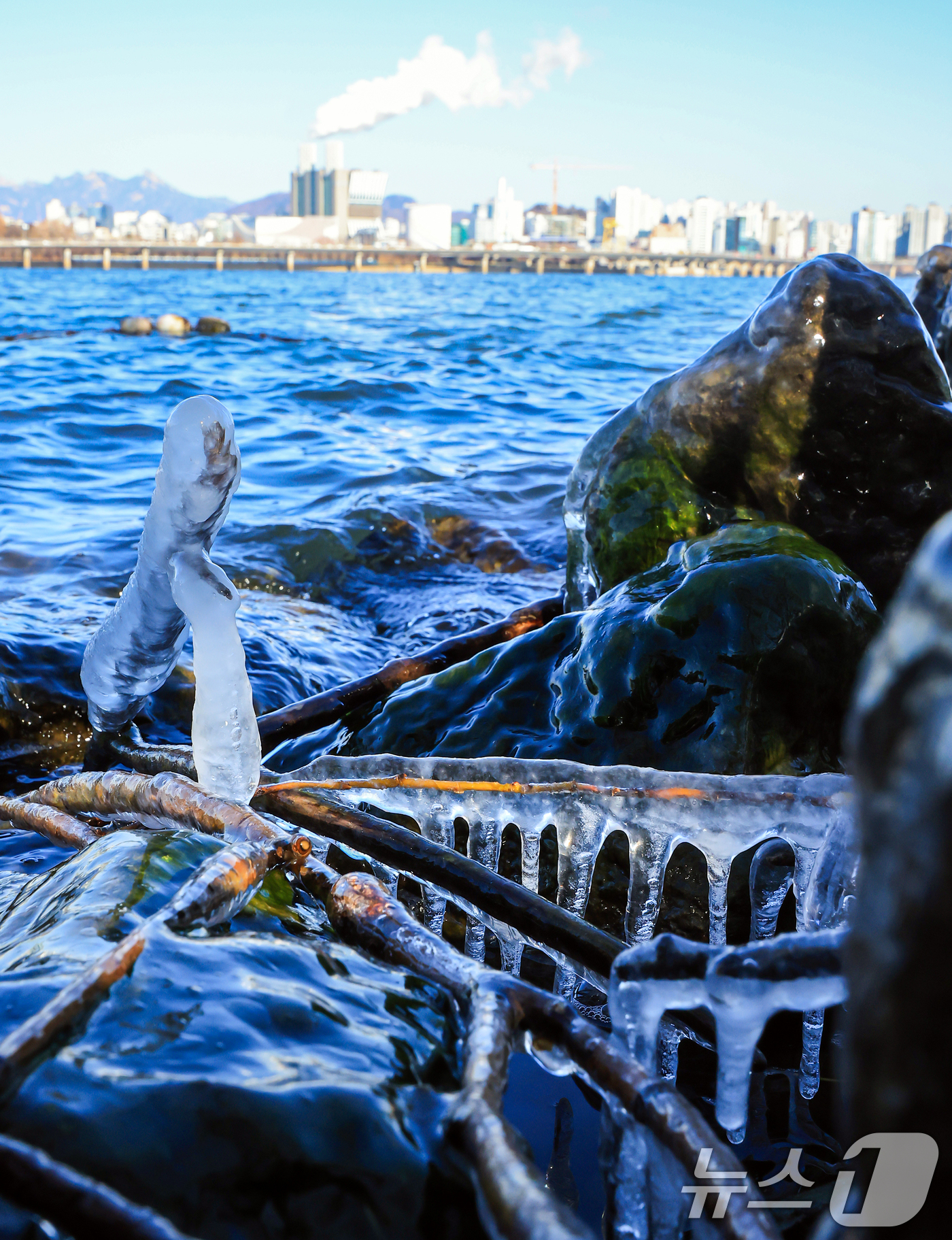 (서울=뉴스1) 김진환 기자 = 한낮에도 영하권 추위가 이어지는 26일 오후 서울 영등포구 여의도 인근 한강에 고드름이 얼어있다.기상청은 주말인 27일 아침까지 영하 10도 안팎의 …