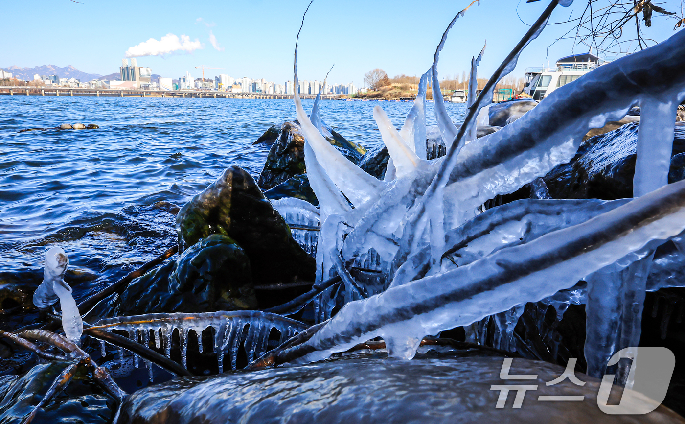 (서울=뉴스1) 김진환 기자 = 한낮에도 영하권 추위가 이어지는 26일 오후 서울 영등포구 여의도 인근 한강에 고드름이 얼어있다.기상청은 주말인 27일 아침까지 영하 10도 안팎의 …