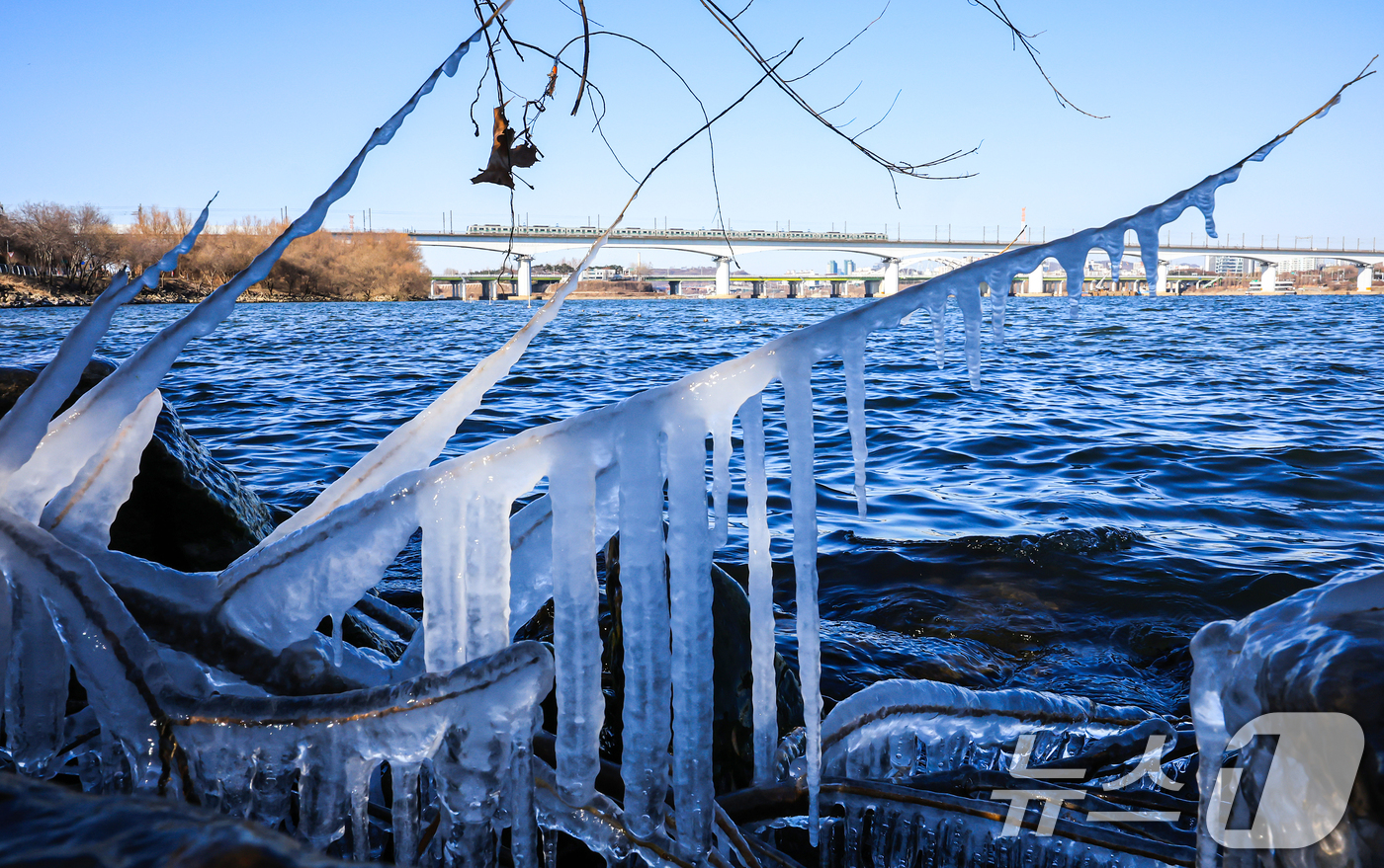 (서울=뉴스1) 김진환 기자 = 한낮에도 영하권 추위가 이어지는 26일 오후 서울 영등포구 여의도 인근 한강에 고드름이 얼어있다.기상청은 주말인 27일 아침까지 영하 10도 안팎의 …