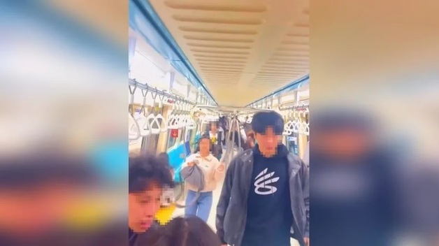 우산 든 남성에 지하철 비명 '아수라장'…대만 도심 흉기테러 트라우마