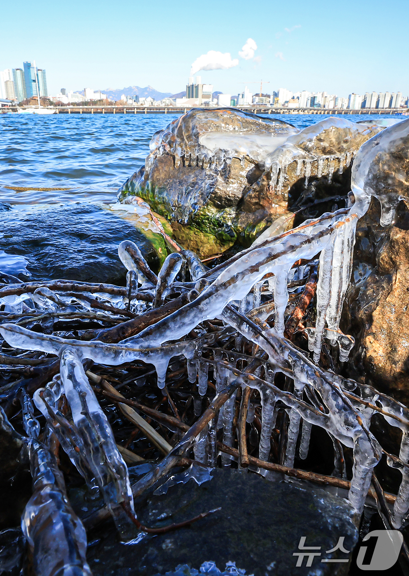 (서울=뉴스1) 김진환 기자 = 한낮에도 영하권 추위가 이어지는 26일 오후 서울 영등포구 여의도 인근 한강에 고드름이 얼어있다.기상청은 주말인 27일 아침까지 영하 10도 안팎의 …