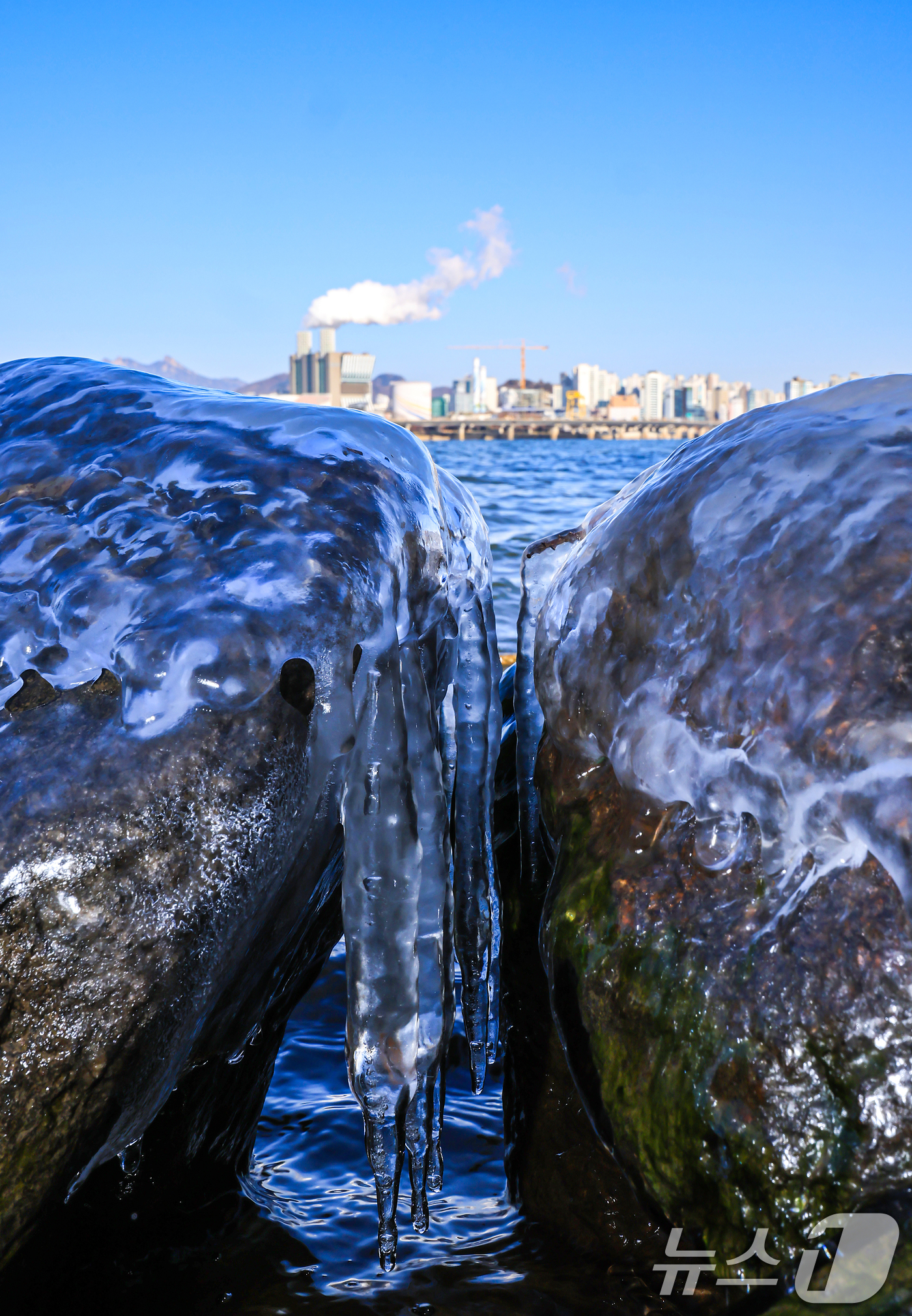 (서울=뉴스1) 김진환 기자 = 한낮에도 영하권 추위가 이어지는 26일 오후 서울 영등포구 여의도 인근 한강에 고드름이 얼어있다.기상청은 주말인 27일 아침까지 영하 10도 안팎의 …