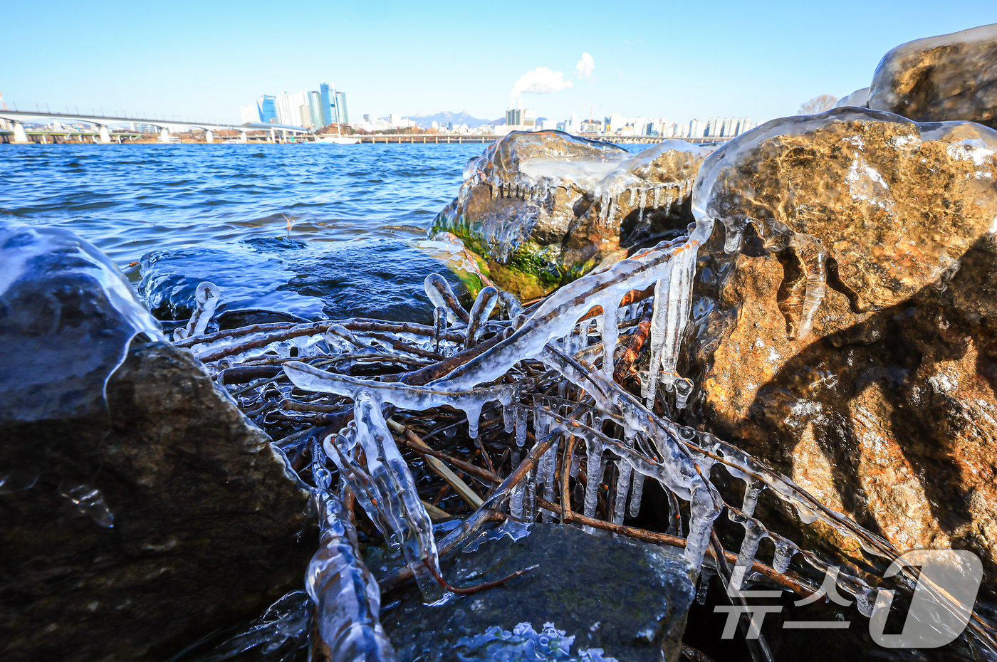 (서울=뉴스1) 김진환 기자 = 한낮에도 영하권 추위가 이어지는 26일 오후 서울 영등포구 여의도 인근 한강에 고드름이 얼어있다.기상청은 주말인 27일 아침까지 영하 10도 안팎의 …