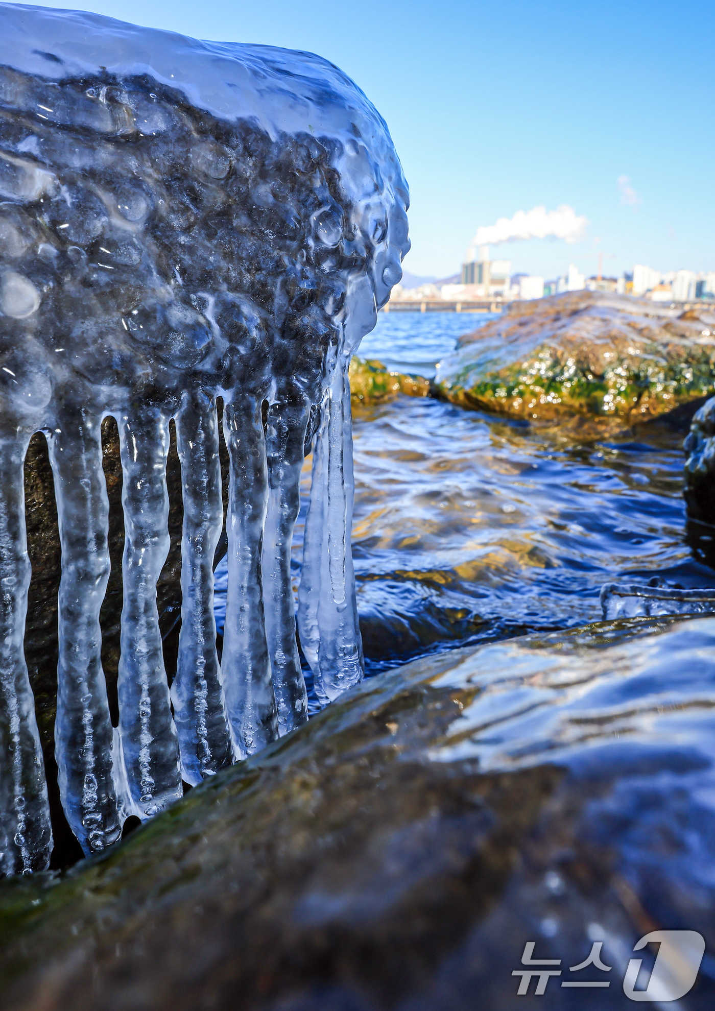 (서울=뉴스1) 김진환 기자 = 한낮에도 영하권 추위가 이어지는 26일 오후 서울 영등포구 여의도 인근 한강에 고드름이 얼어있다.기상청은 주말인 27일 아침까지 영하 10도 안팎의 …
