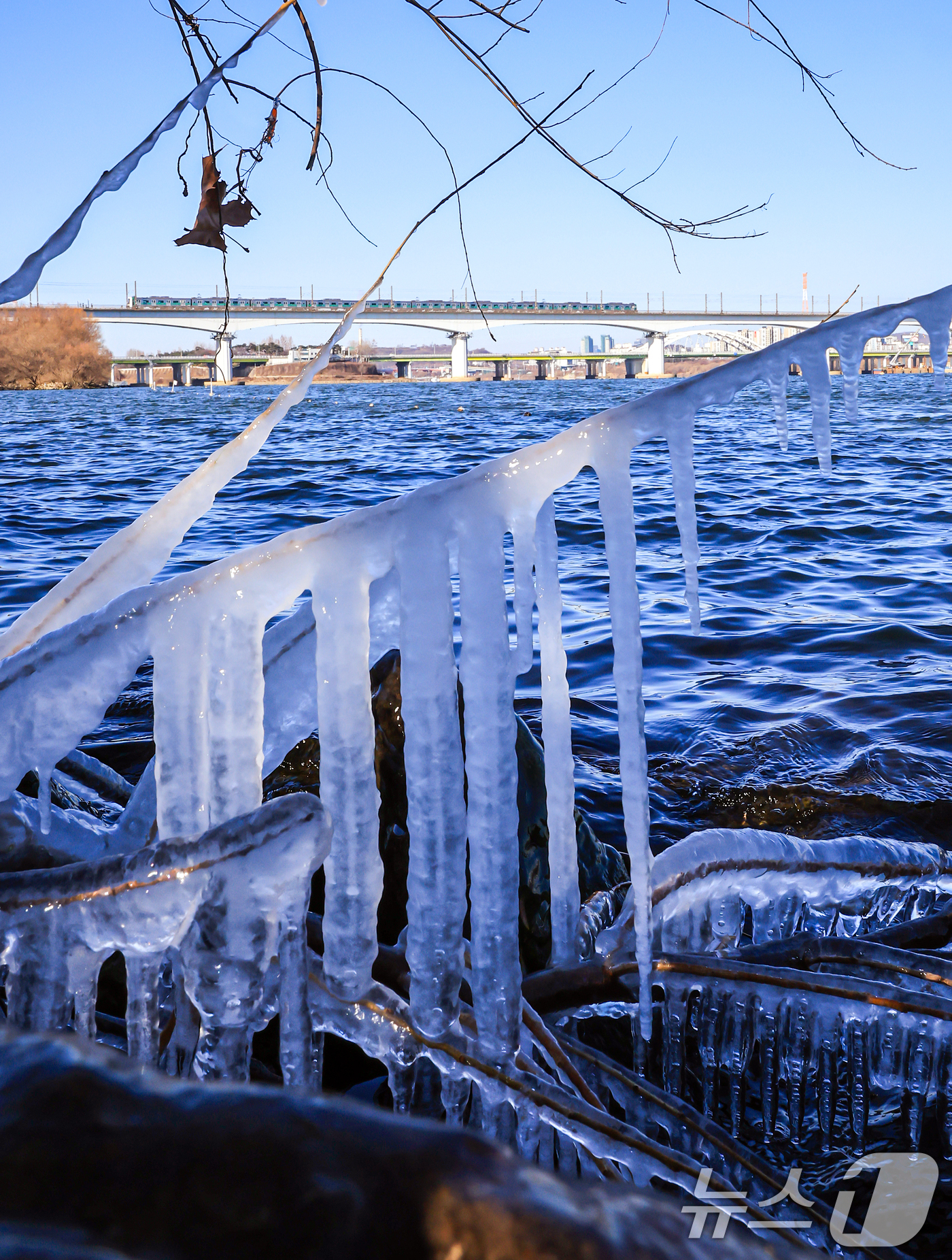 (서울=뉴스1) 김진환 기자 = 한낮에도 영하권 추위가 이어지는 26일 오후 서울 영등포구 여의도 인근 한강에 고드름이 얼어있다.기상청은 주말인 27일 아침까지 영하 10도 안팎의 …