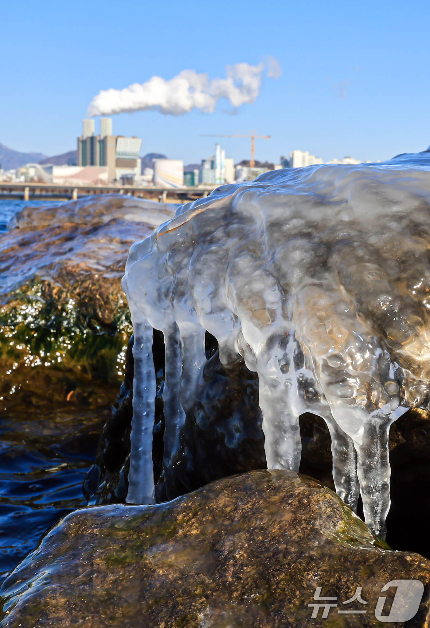 (서울=뉴스1) 김진환 기자 = 한낮에도 영하권 추위가 이어지는 26일 오후 서울 영등포구 여의도 인근 한강에 고드름이 얼어있다.기상청은 주말인 27일 아침까지 영하 10도 안팎의 …