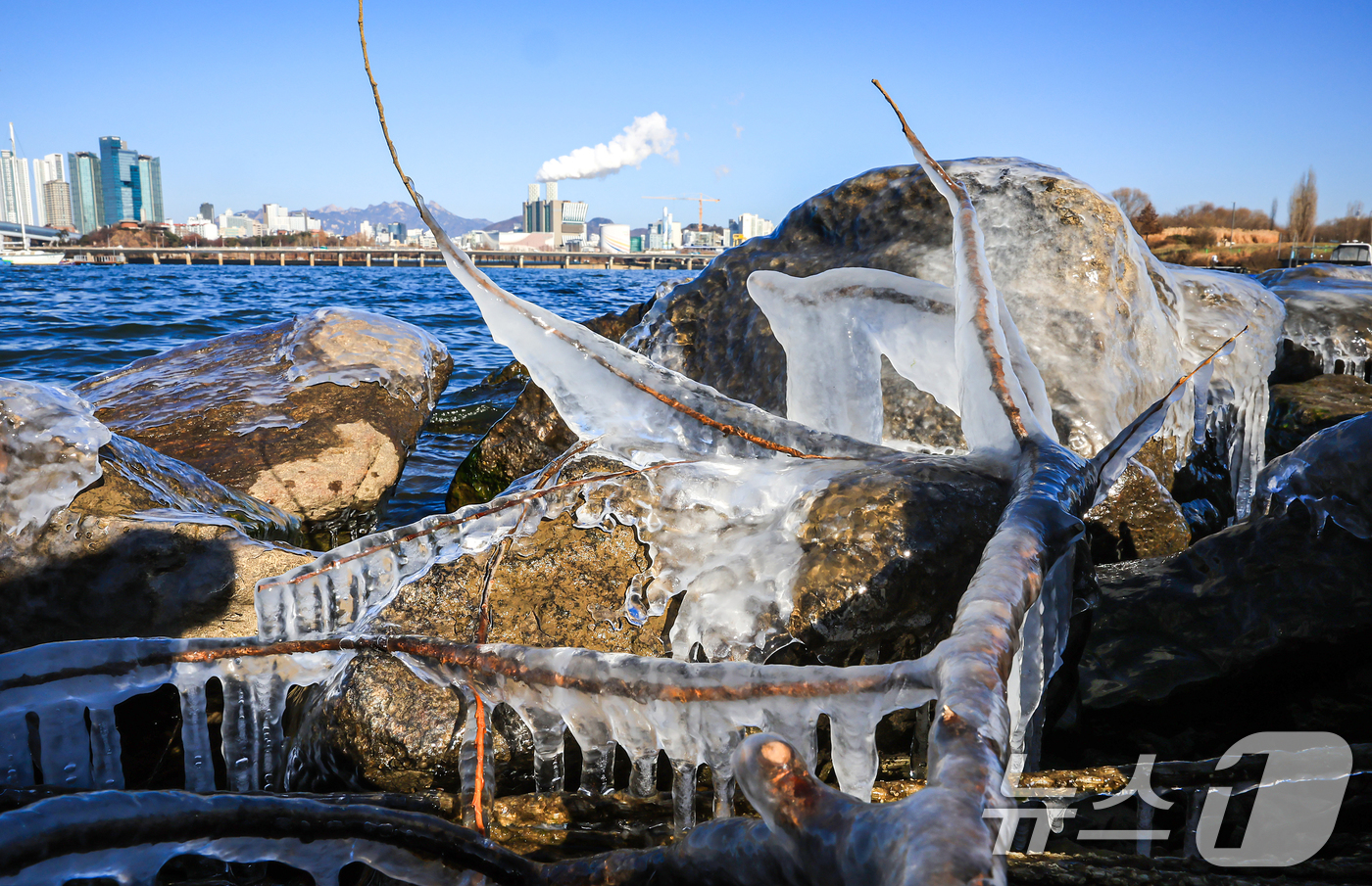 (서울=뉴스1) 김진환 기자 = 한낮에도 영하권 추위가 이어지는 26일 오후 서울 영등포구 여의도 인근 한강에 고드름이 얼어있다.기상청은 주말인 27일 아침까지 영하 10도 안팎의 …