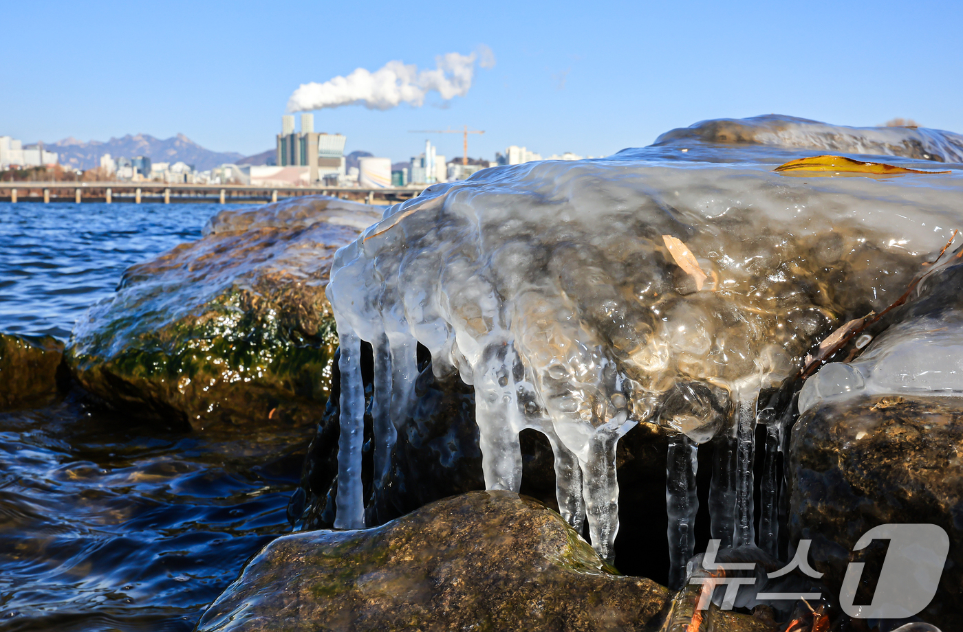 (서울=뉴스1) 김진환 기자 = 한낮에도 영하권 추위가 이어지는 26일 오후 서울 영등포구 여의도 인근 한강에 고드름이 얼어있다.기상청은 주말인 27일 아침까지 영하 10도 안팎의 …