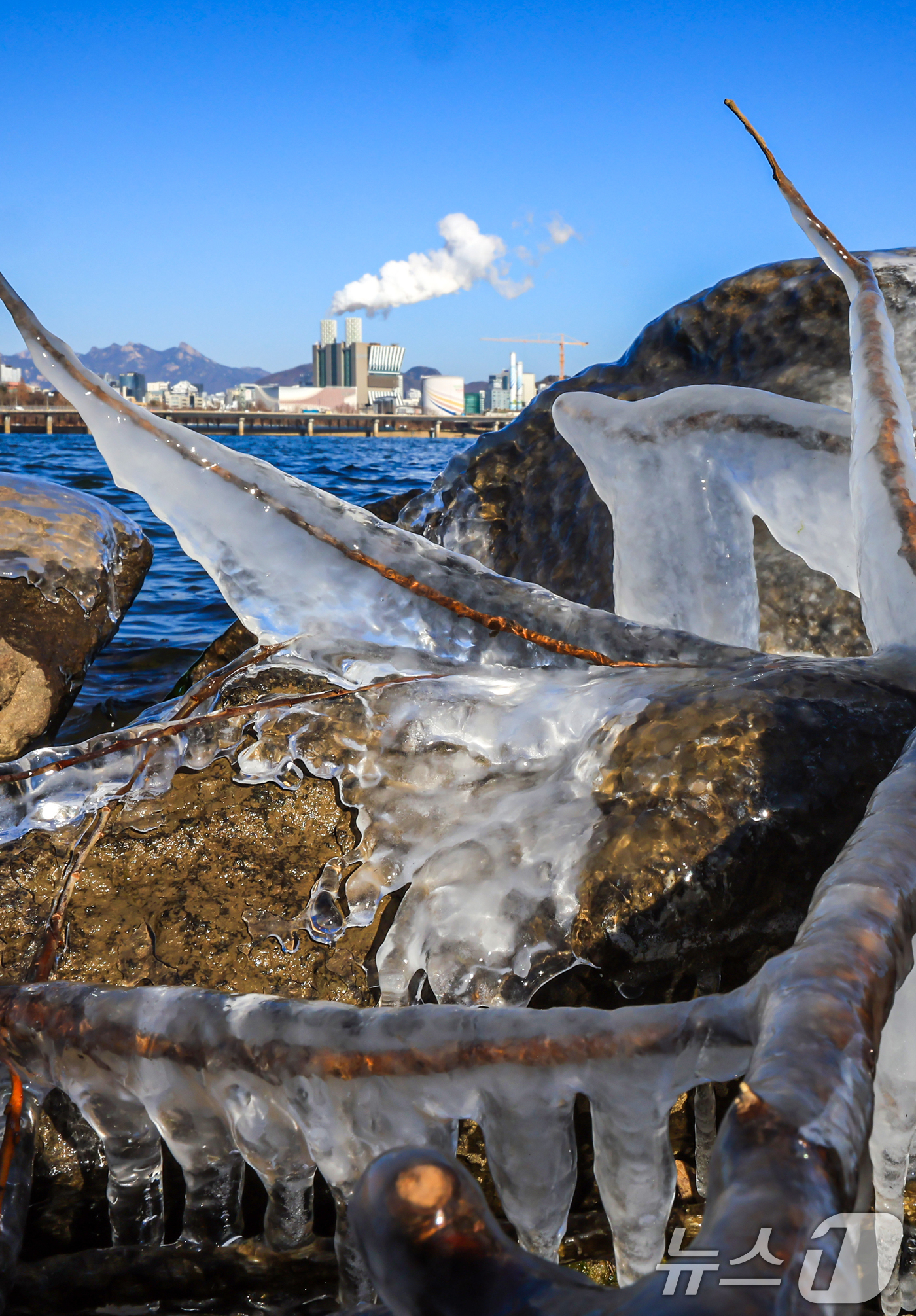 (서울=뉴스1) 김진환 기자 = 한낮에도 영하권 추위가 이어지는 26일 오후 서울 영등포구 여의도 인근 한강에 고드름이 얼어있다.기상청은 주말인 27일 아침까지 영하 10도 안팎의 …