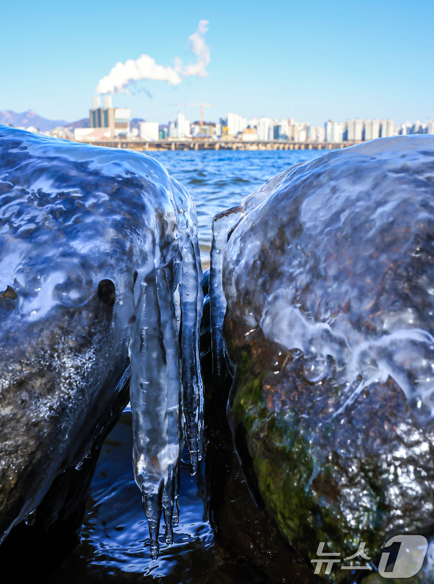 (서울=뉴스1) 김진환 기자 = 한낮에도 영하권 추위가 이어지는 26일 오후 서울 영등포구 여의도 인근 한강에 고드름이 얼어있다.기상청은 주말인 27일 아침까지 영하 10도 안팎의 …