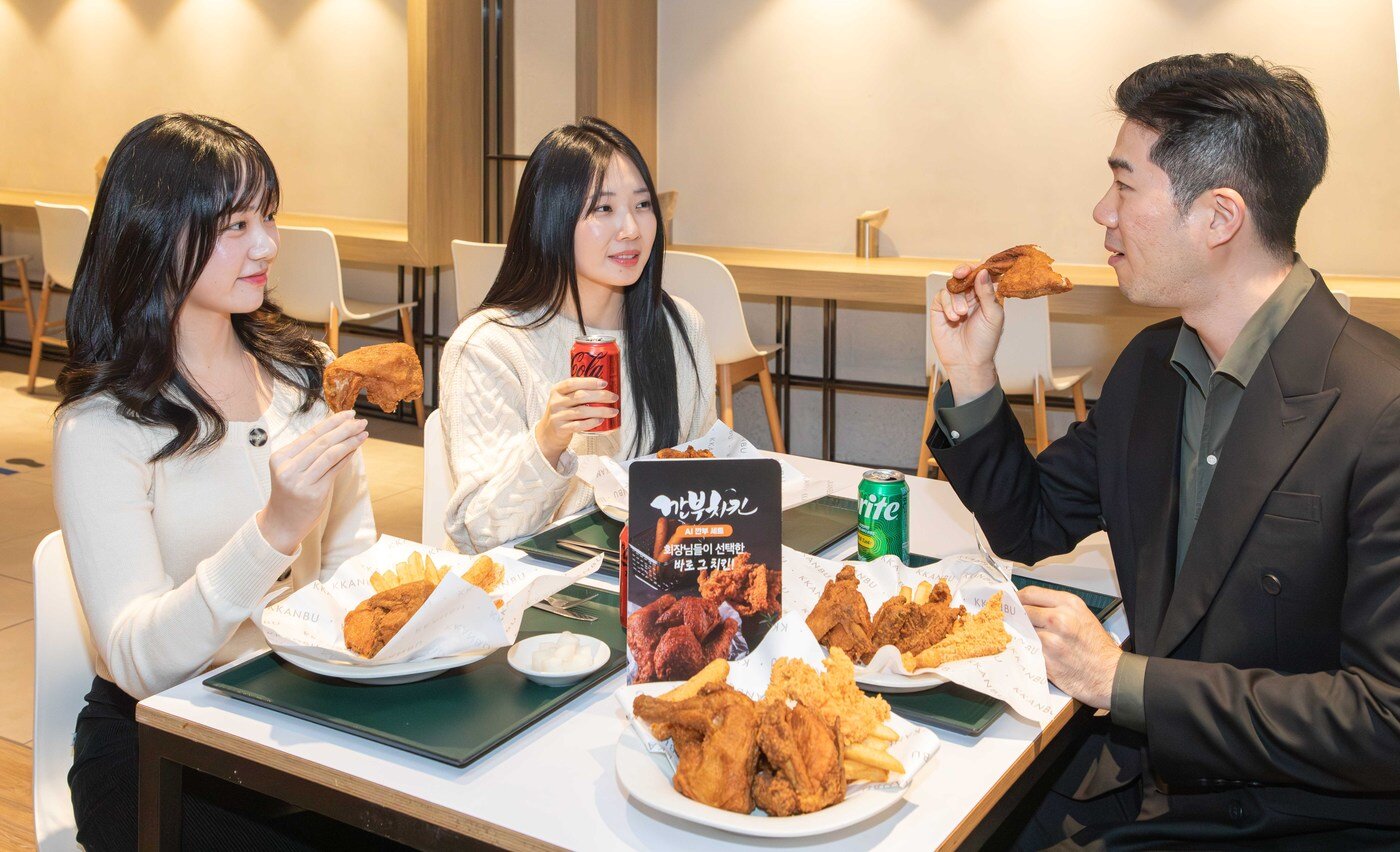 본문 이미지 - 현대그린푸드가 운영하고 있는 단체급식 사업장에서 직원들이 'AI 깐부' 콜라보 세트를 먹으면서 대화를 나누고 있는 모습.(현대그린푸드 제공)