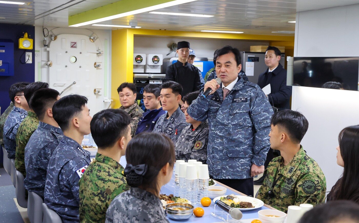 본문 이미지 - 해군특수전전단 소속 강화도함을 방문한 안규백 국방부 장관이 오찬에 앞서 장병들을 격려하고 있다.(국방부 제공)