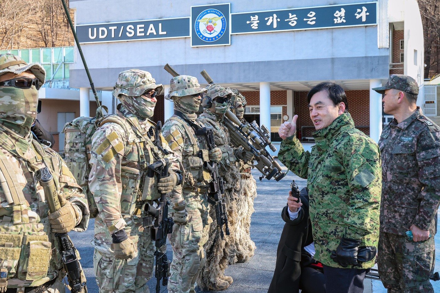 본문 이미지 - 해군특수전전단 UDT/SEAL 부대를 방문한 안규백 국방부 장관이 특전요원들을 격려하고 있다.(국방부 제공)