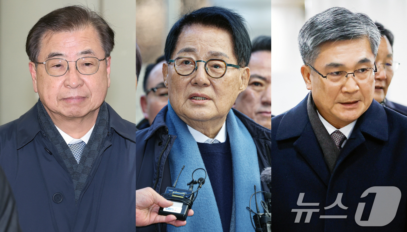 (서울=뉴스1) 오대일 기자 = 2020년 서해에서 발생한 공무원 피격 사건을 은폐하려 한 혐의로 재판에 넘겨진 서훈 전 청와대 국가안보실장(왼쪽부터), 박지원 전 국정원장, 서욱 …