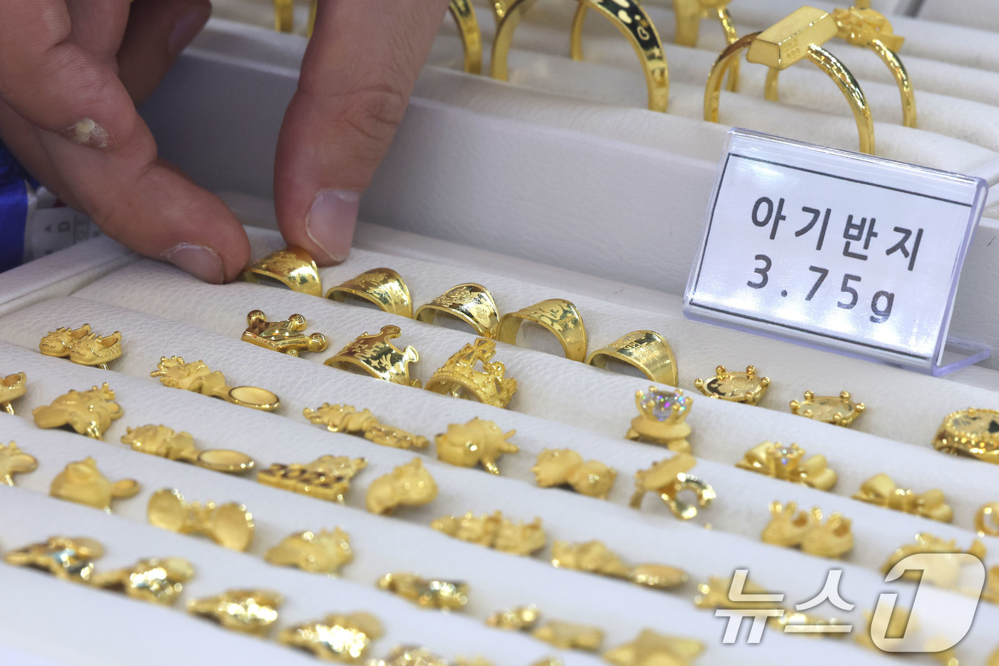 (서울=뉴스1) 이광호 기자 = 순금 한 돈(3.75g) 가격이 100만 원 시대를 눈앞에 두고 있는 26일 서울 종로구 한국금거래소 종로본점에서 직원이 금제품을 정리하고 있다.이 …