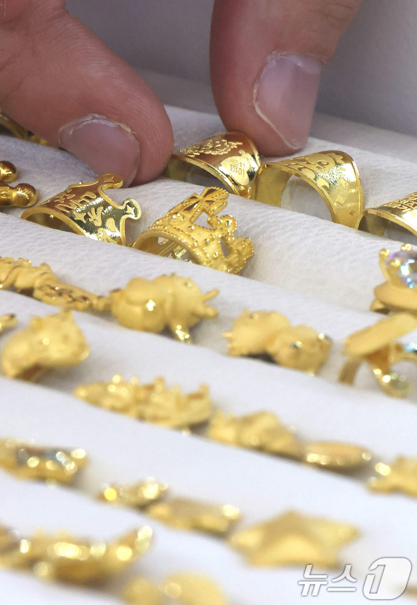 (서울=뉴스1) 이광호 기자 = 순금 한 돈(3.75g) 가격이 100만 원 시대를 눈앞에 두고 있는 26일 서울 종로구 한국금거래소 종로본점에서 직원이 금제품을 정리하고 있다.이 …