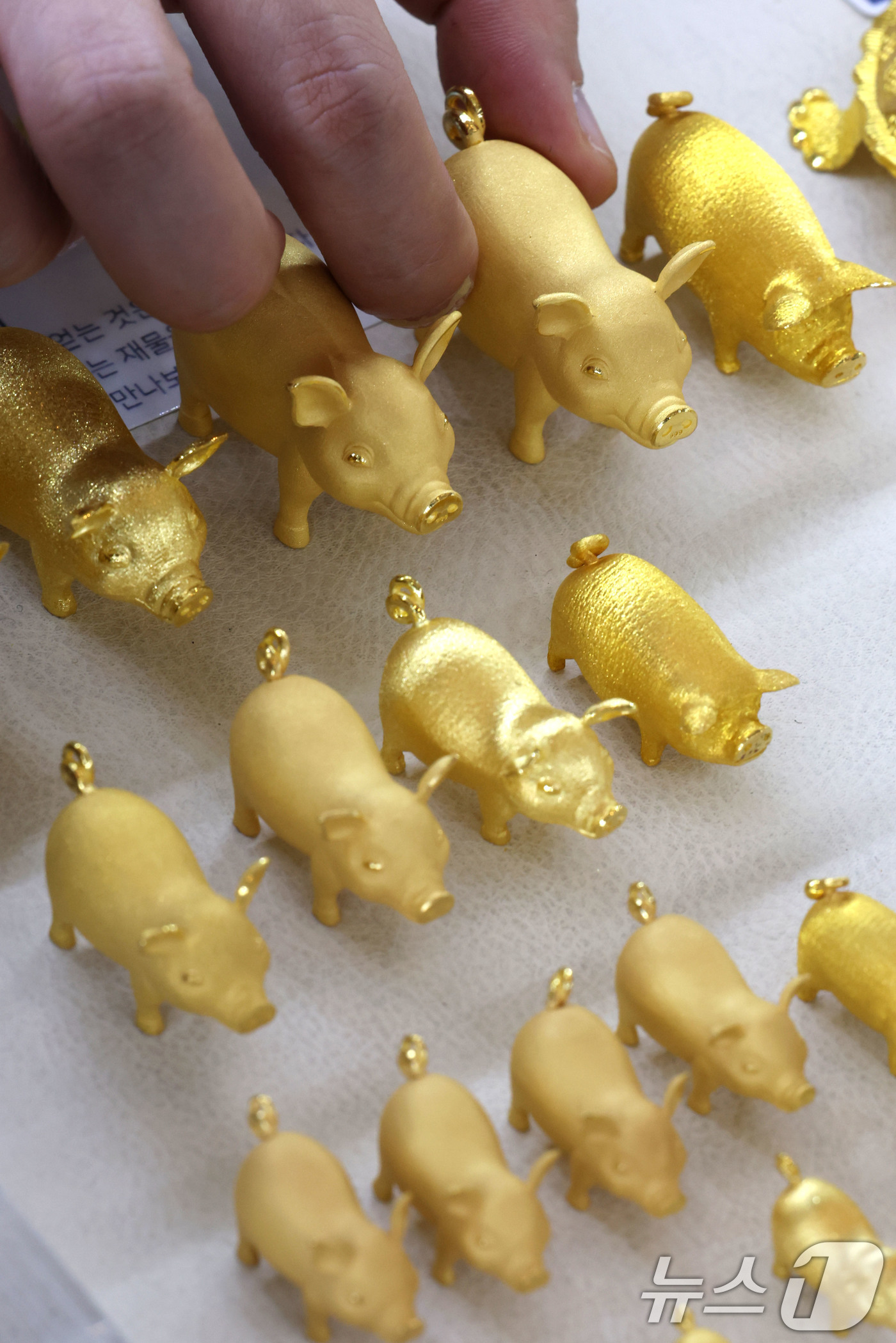 (서울=뉴스1) 이광호 기자 = 순금 한 돈(3.75g) 가격이 100만 원 시대를 눈앞에 두고 있는 26일 서울 종로구 한국금거래소 종로본점에서 직원이 금제품을 정리하고 있다.이 …