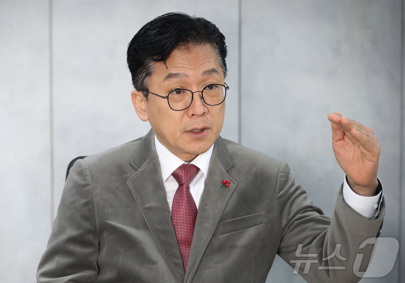 본문 이미지 - 이병권 중기부2차관이 26일 서울 영등포구 기술정보진흥원에서 뉴스1과의 신년 인터뷰를 하고 있다. 2025.12.26/뉴스1 ⓒ News1 권현진 기자