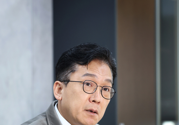 "자영업 제 살 깎기 경쟁 끝내야…동네서 세계로 가야 산다"