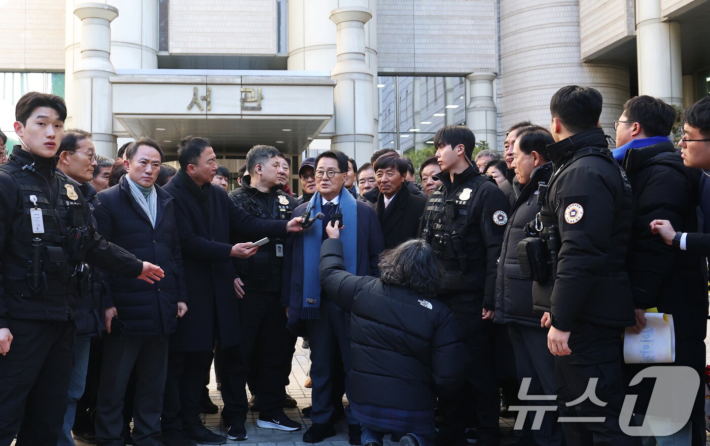 본문 이미지 - '서해 공무원 피격 사건' 은폐 시도 및 '월북 몰이' 혐의로 기소된 박지원 전 국가정보원장이 26일 오후 서울 서초구 서울중앙지방법원에서 열린 '서해피격 은폐 의혹' 1심 선고 공판에서 무죄를 선고받은 후 소감을 밝히고 있다. 2025.12.26/뉴스1 ⓒ News1 오대일 기자