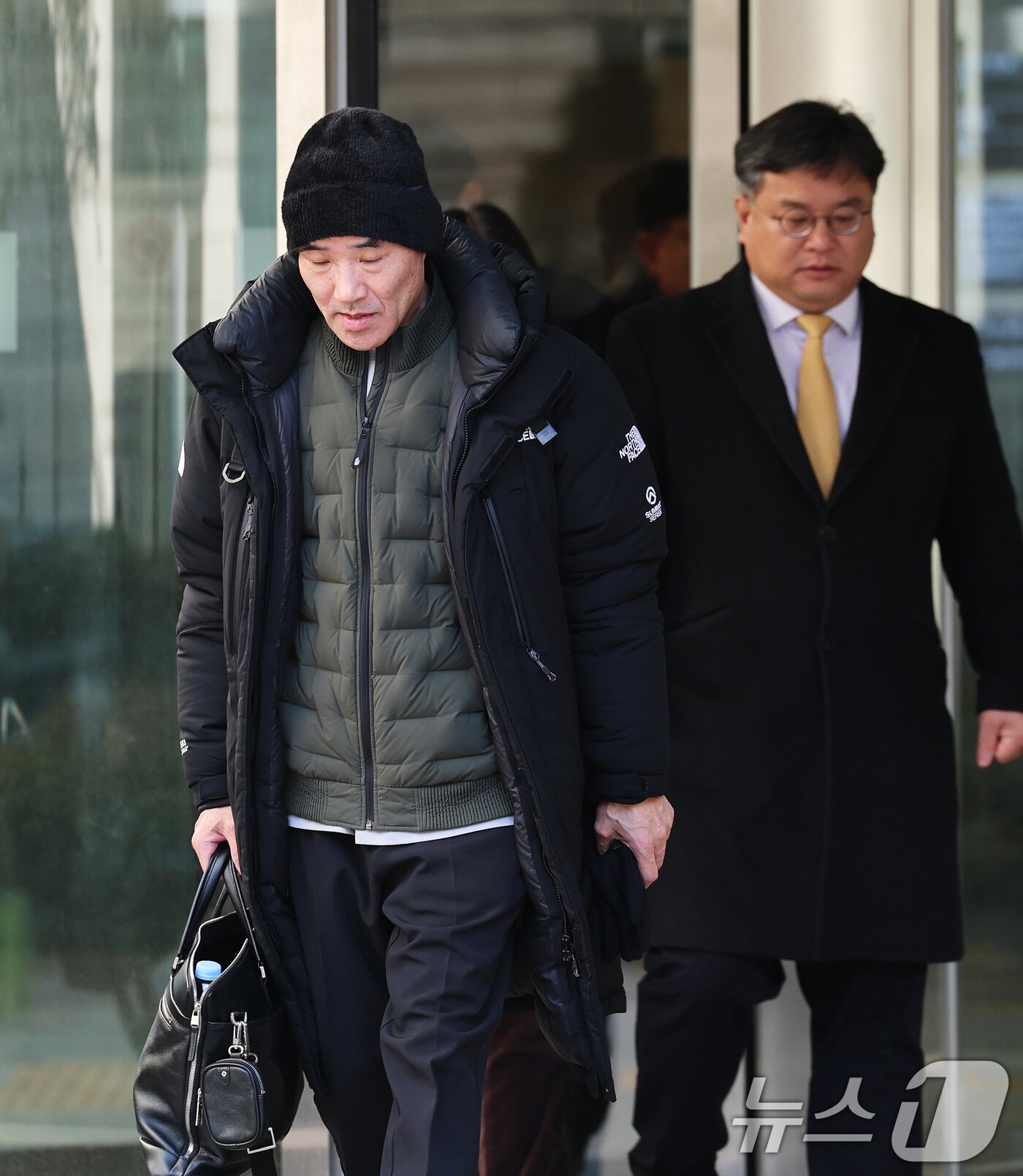 본문 이미지 - ‘서해 공무원 피격 사건’ 해양수산부 공무원 故이대준 씨의 친형 이래진 씨가 26일 서울 서초구 중앙지방법원에서 열린 1심 선고 공판을 마친 후 굳은 얼굴로 법정을 나서고 있다. 2025.12.26/뉴스1 ⓒ News1 오대일 기자