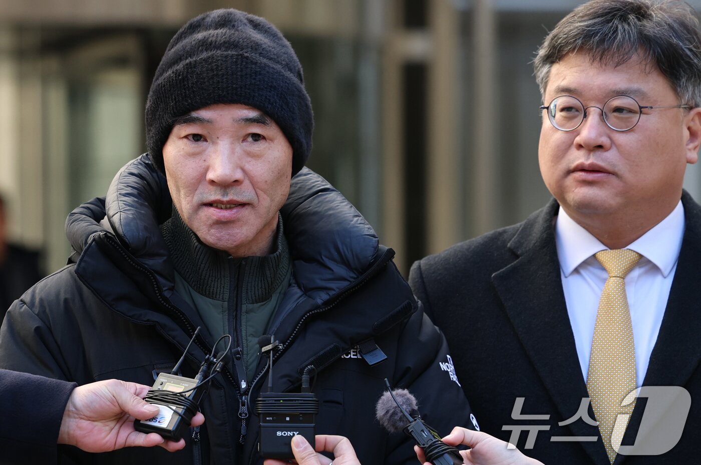 본문 이미지 - ‘서해 공무원 피격 사건’ 해양수산부 공무원 故이대준 씨의 친형 이래진 씨가 26일 서울 서초구 중앙지방법원에서 열린 1심 선고 공판을 마친 후 취재진의 질문에 답하고 있다. 2025.12.26/뉴스1 ⓒ News1 오대일 기자