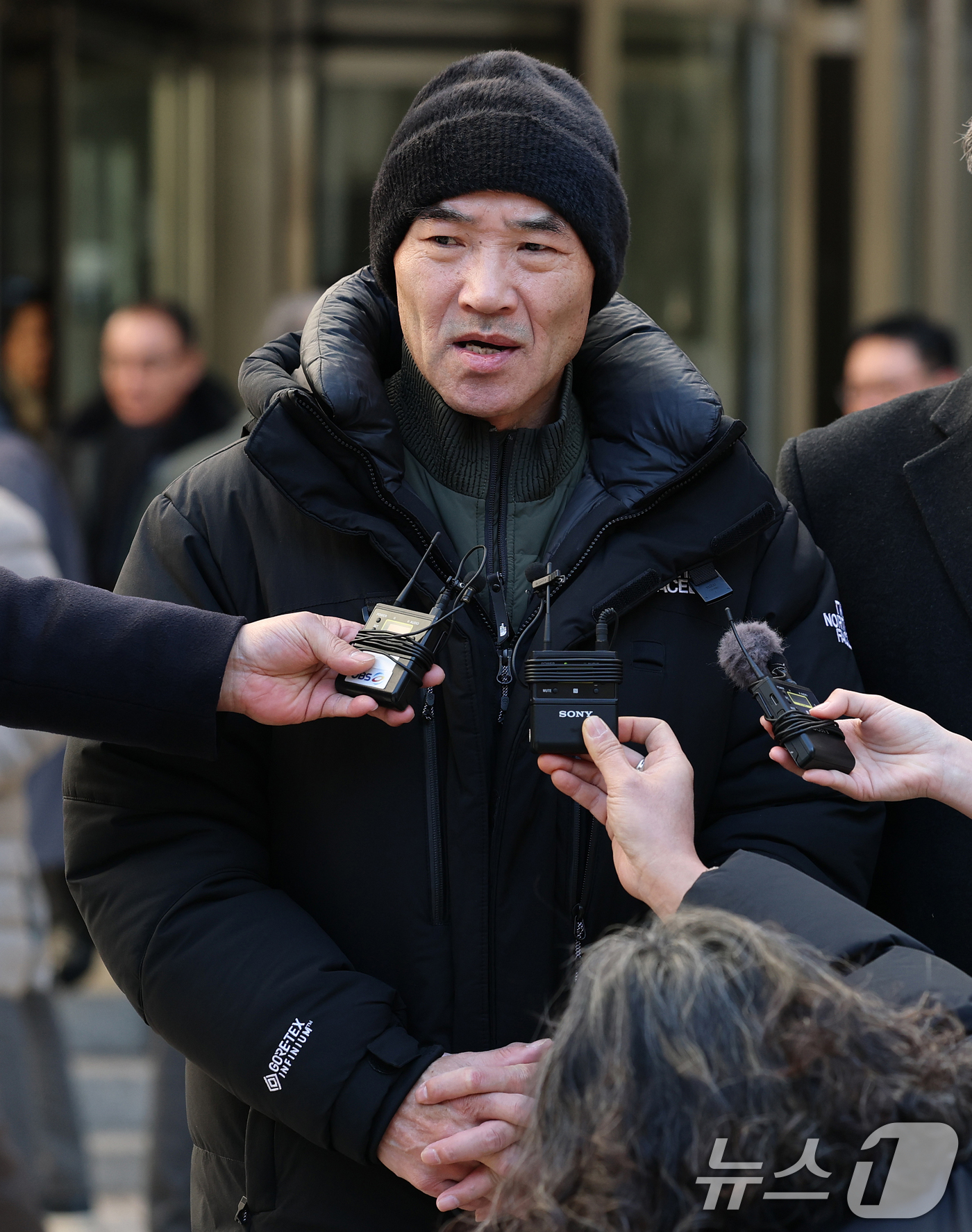 (서울=뉴스1) 오대일 기자 = ‘서해 공무원 피격 사건’ 해양수산부 공무원 故이대준 씨의 친형 이래진 씨가 26일 서울 서초구 중앙지방법원에서 열린 1심 선고 공판을 마친 후 취 …