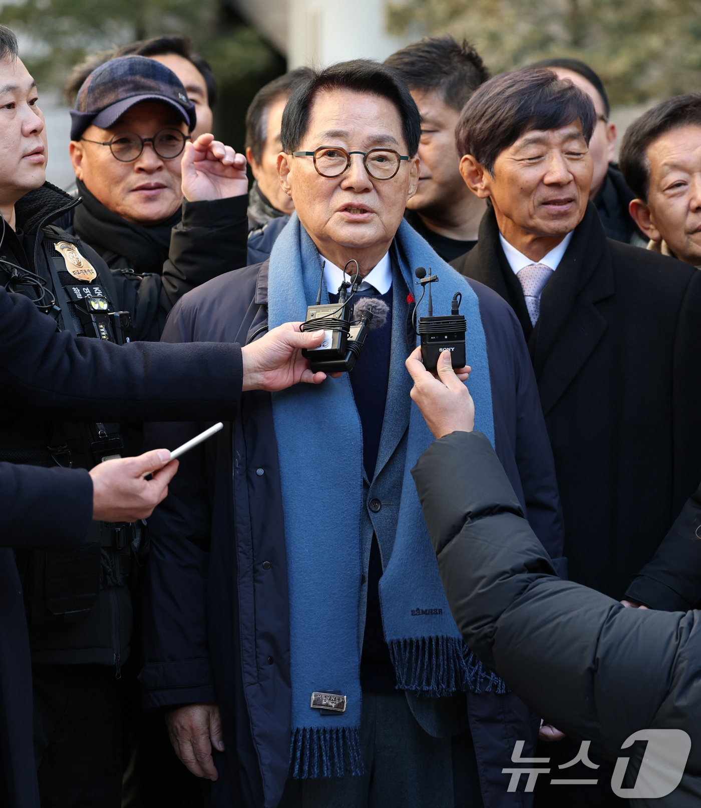 (서울=뉴스1) 오대일 기자 = '서해 공무원 피격 사건' 은폐 시도 및 '월북 몰이' 혐의로 기소된 박지원 전 국가정보원장이 26일 오후 서울 서초구 서울중앙지방법원에서 열린 ' …