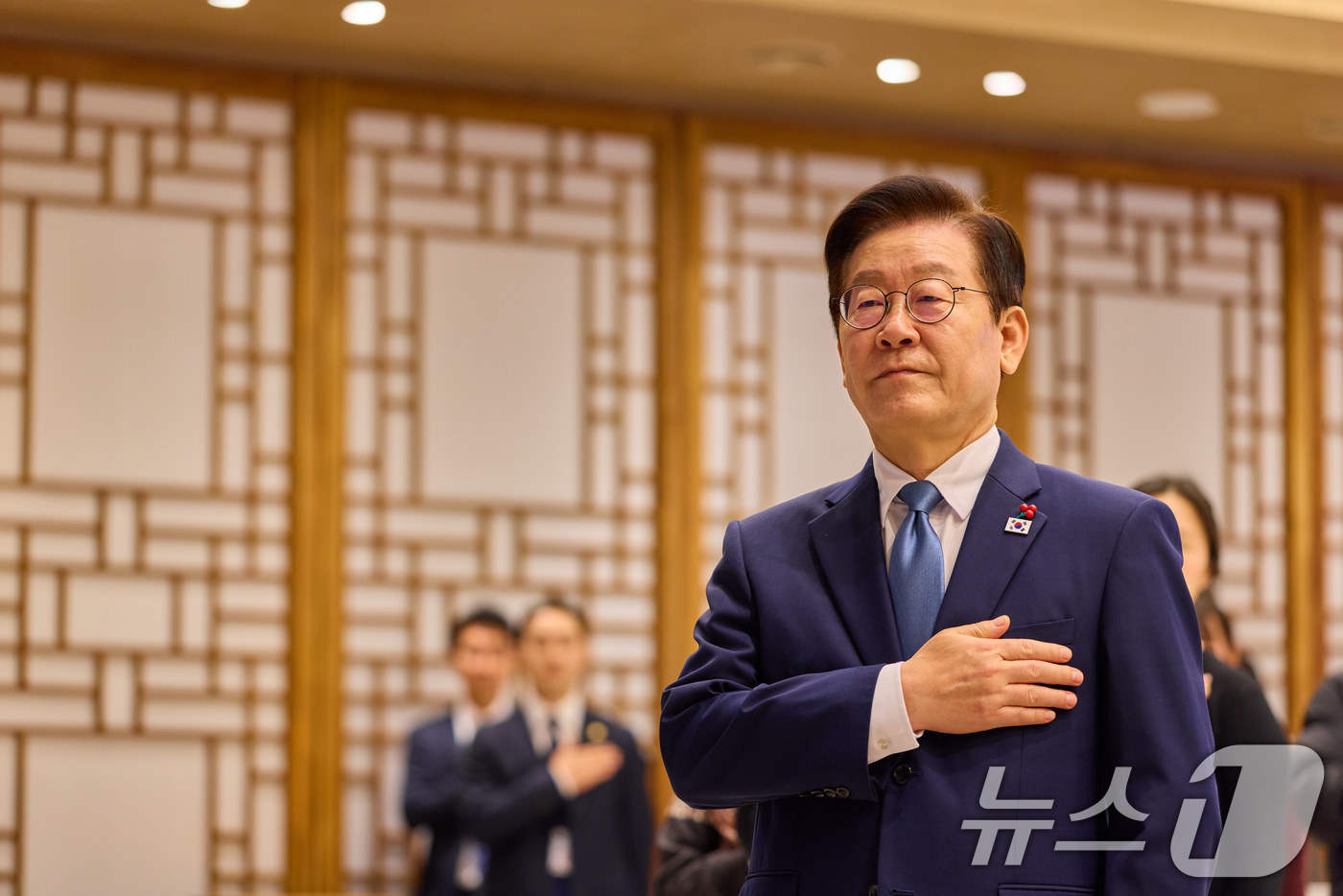 (서울=뉴스1) 이재명 기자 = 이재명 대통령이 26일 서울 용산 대통령실 청사에서 열린 위험직무 순직 유가족 초청 오찬에서 국민의례를 하고 있다. (대통령실 제공. 재판매 및 D …