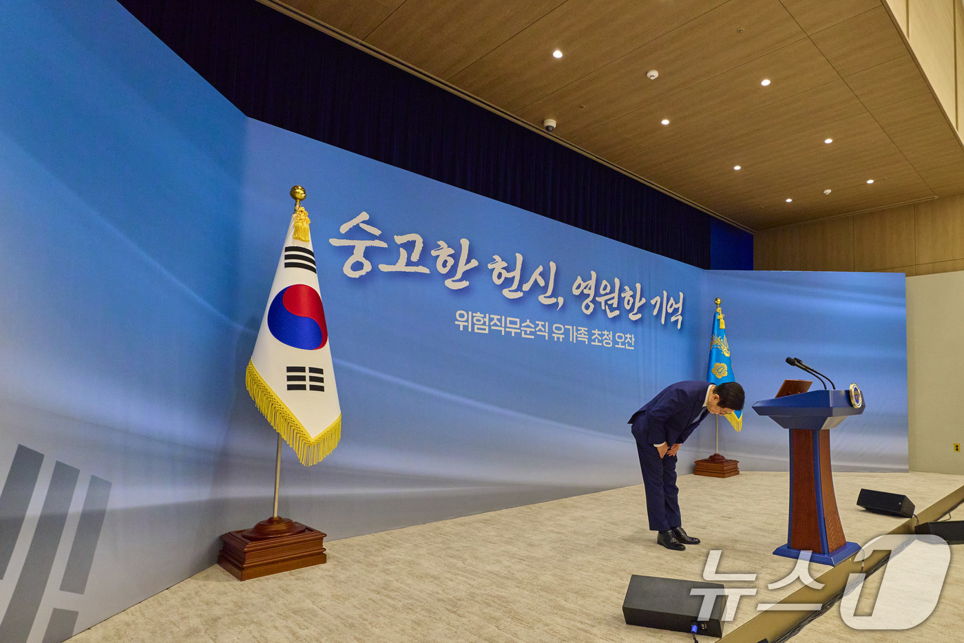 (서울=뉴스1) 이재명 기자 = 이재명 대통령이 26일 서울 용산 대통령실 청사에서 열린 위험직무 순직 유가족 초청 오찬에서 인사하고 있다. (대통령실 제공. 재판매 및 DB 금지 …