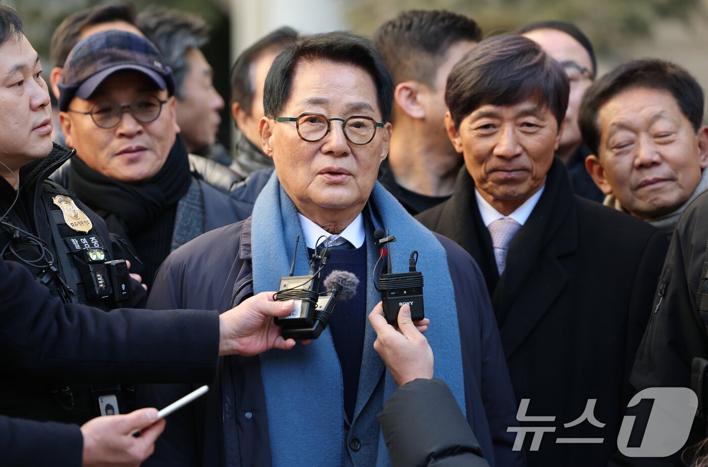 본문 이미지 - '서해 공무원 피격 사건' 은폐 시도 및 '월북 몰이' 혐의로 기소된 박지원 전 국가정보원장이 26일 오후 서울 서초구 서울중앙지방법원에서 열린 '서해피격 은폐 의혹' 1심 선고 공판에서 무죄를 선고받은 후 소감을 밝히고 있다. 2025.12.26/뉴스1 ⓒ News1 오대일 기자