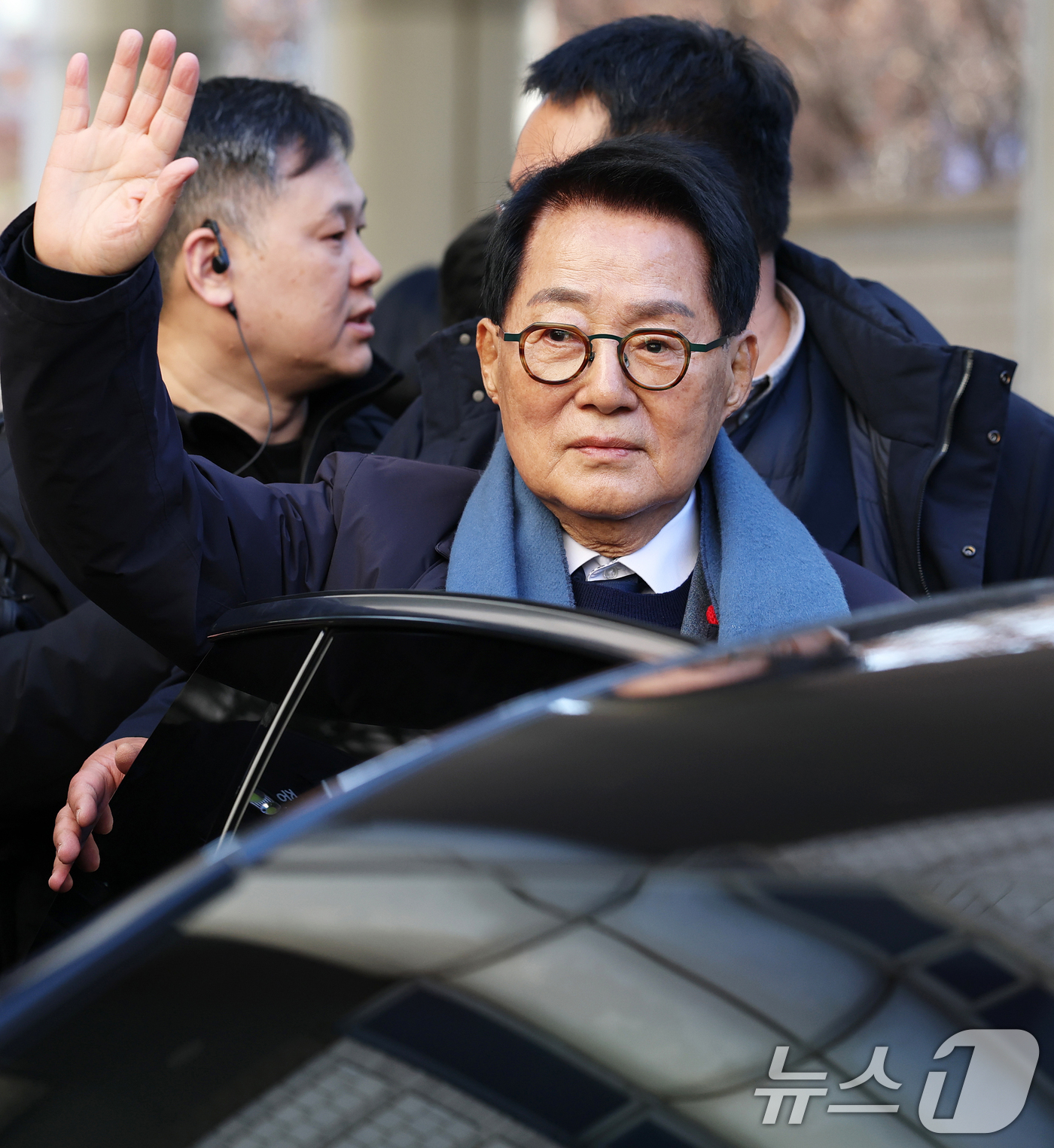 (서울=뉴스1) 오대일 기자 = '서해 공무원 피격 사건' 은폐 시도 및 '월북 몰이' 혐의로 기소된 박지원 전 국가정보원장이 26일 오후 서울 서초구 서울중앙지방법원에서 열린 ' …