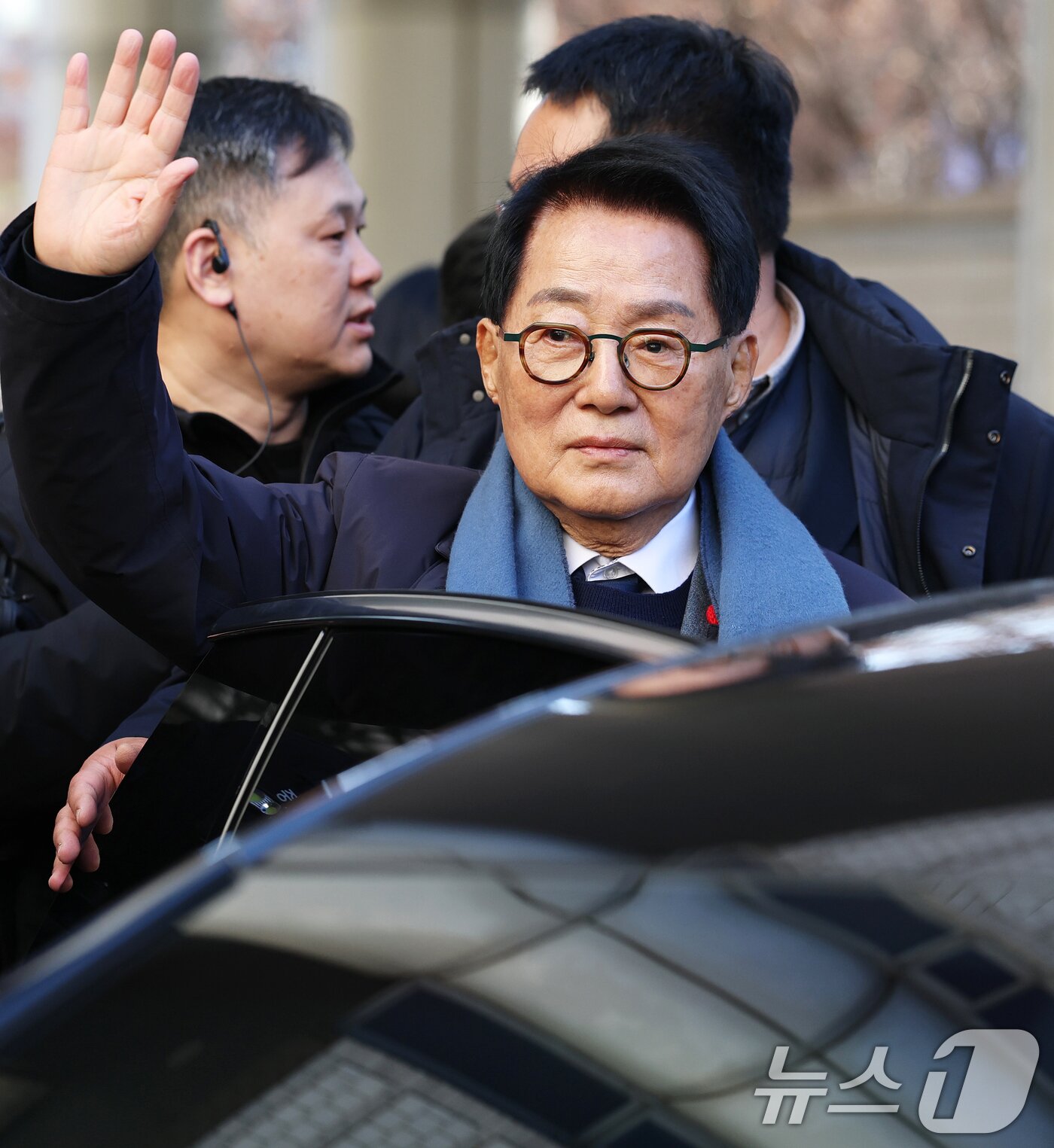 본문 이미지 - '서해 공무원 피격 사건' 은폐 시도 및 '월북 몰이' 혐의로 기소된 박지원 전 국가정보원장이 26일 오후 서울 서초구 서울중앙지방법원에서 열린 '서해피격 은폐 의혹' 1심 선고 공판에서 무죄를 선고받은 후 지지자들에게 인사하고 있다. 2025.12.26/뉴스1 ⓒ News1 오대일 기자