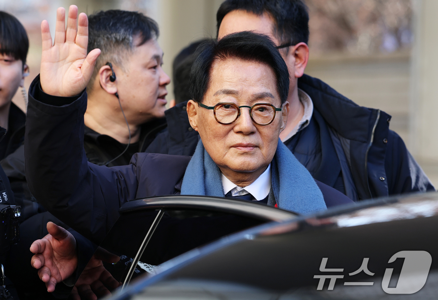 (서울=뉴스1) 오대일 기자 = '서해 공무원 피격 사건' 은폐 시도 및 '월북 몰이' 혐의로 기소된 박지원 전 국가정보원장이 26일 오후 서울 서초구 서울중앙지방법원에서 열린 ' …