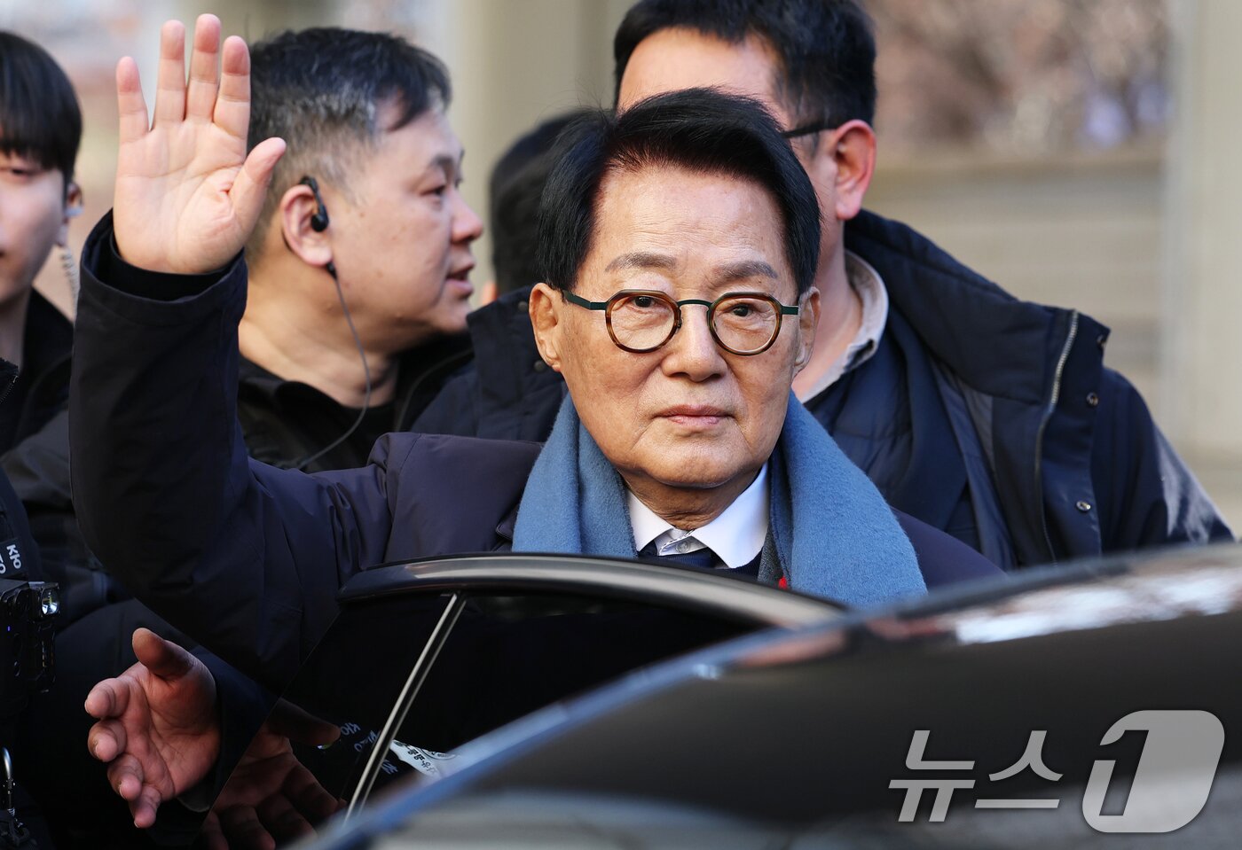 본문 이미지 - '서해 공무원 피격 사건' 은폐 시도 및 '월북 몰이' 혐의로 기소된 박지원 전 국가정보원장이 26일 오후 서울 서초구 서울중앙지방법원에서 열린 '서해피격 은폐 의혹' 1심 선고 공판에서 무죄를 선고받은 후 지지자들에게 인사하고 있다. 2025.12.26/뉴스1 ⓒ News1 오대일 기자