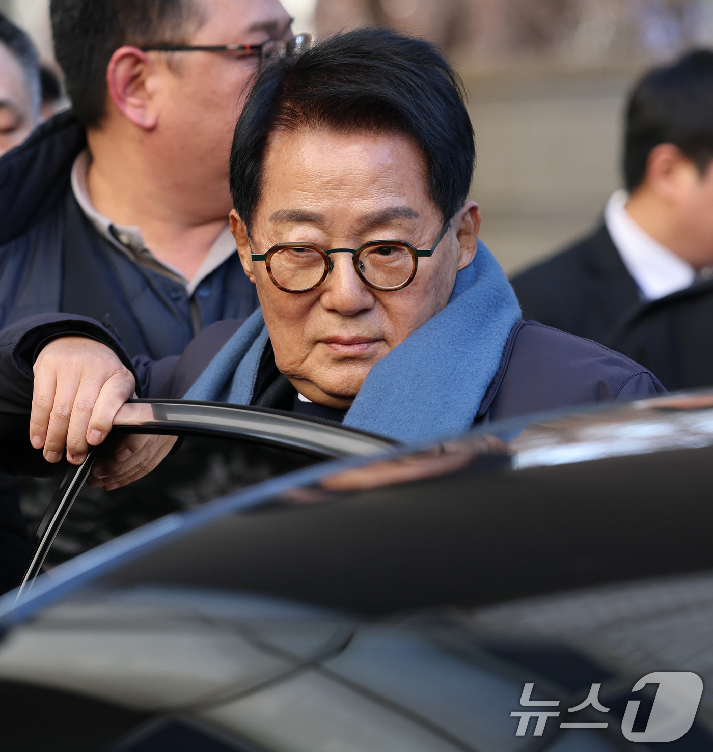 (서울=뉴스1) 오대일 기자 = '서해 공무원 피격 사건' 은폐 시도 및 '월북 몰이' 혐의로 기소된 박지원 전 국가정보원장이 26일 오후 서울 서초구 서울중앙지방법원에서 열린 ' …