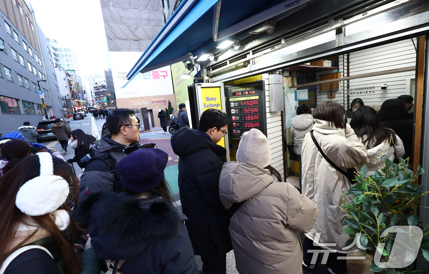 (서울=뉴스1) 김민지 기자 = 1480원을 상회하던 원·달러 환율이 1440원대로 크게 하락한 26일 서울 시내 환전소에서 외국인 관광객들이 환전을 하기 위해 줄 서 있다. 20 …