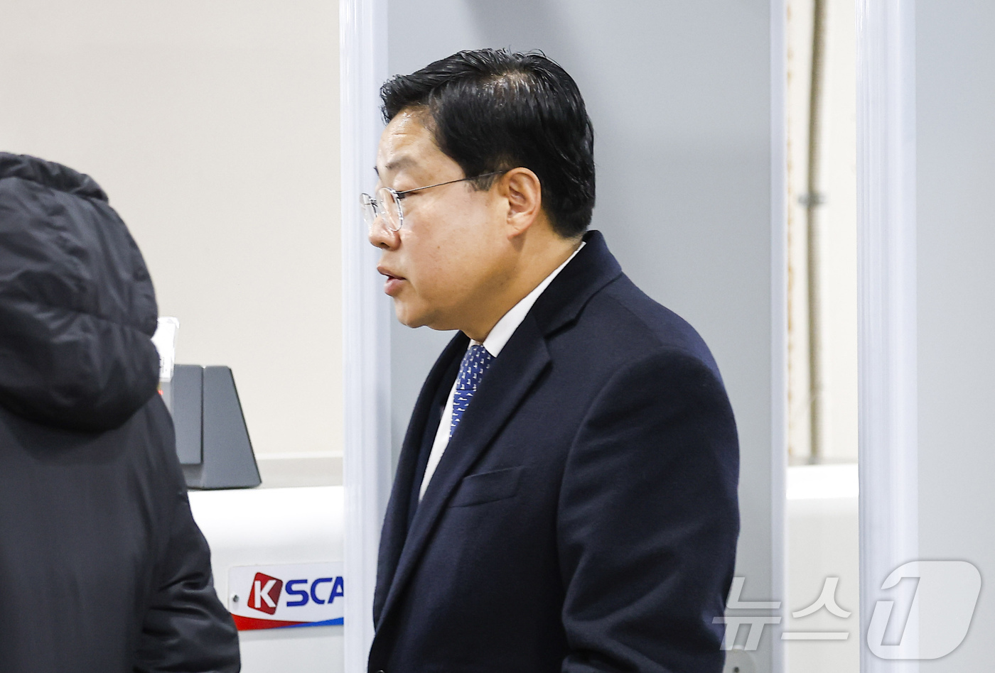 (서울=뉴스1) 오대일 기자 = '서해 공무원 피격 사건' 은폐 시도 및 '월북몰이' 혐의로 재판에 넘겨진 노은채 전 국정원 비서실장이 선고기일을 마친 뒤 법원을 나서고 있다. ( …