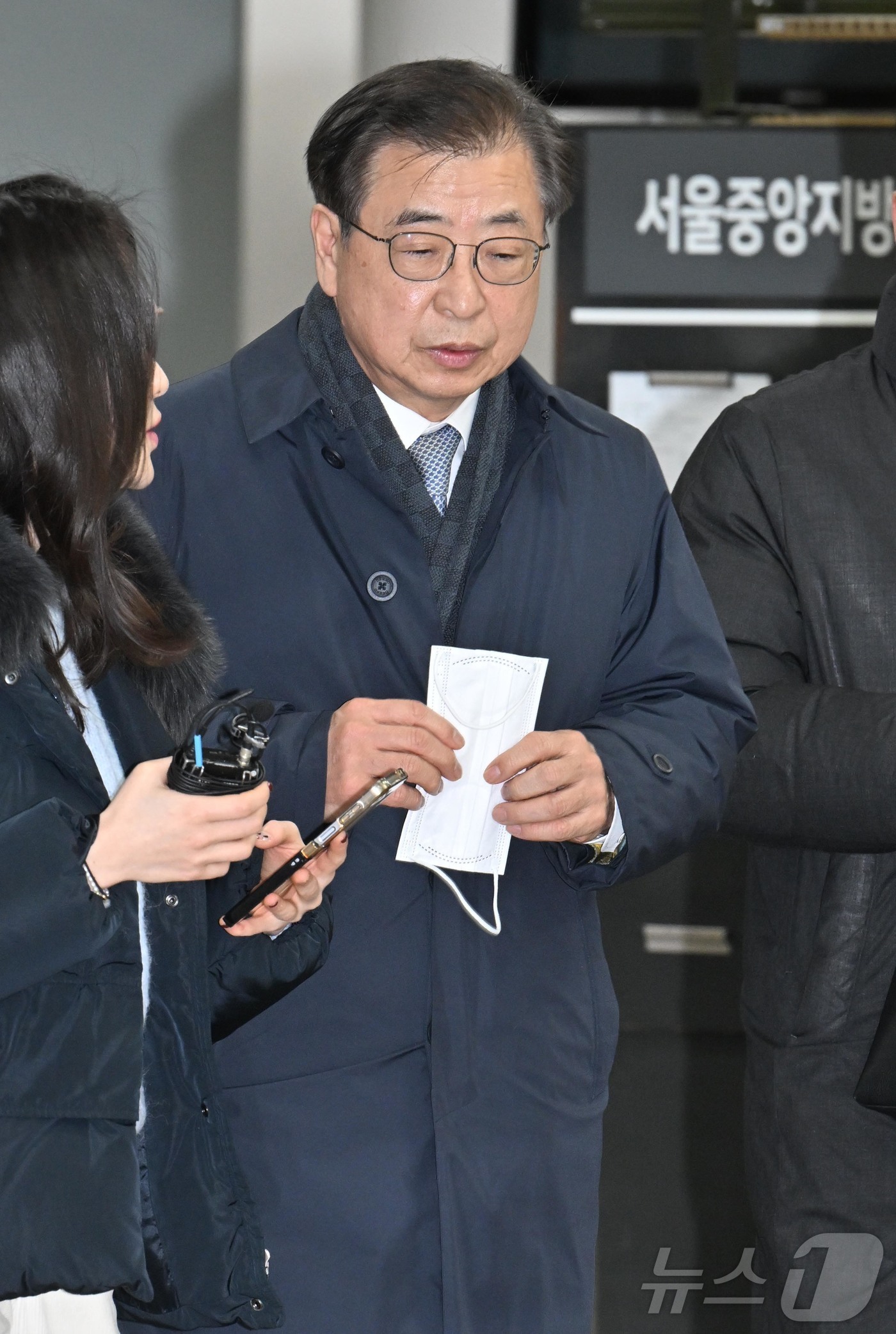 (서울=뉴스1) 오대일 기자 = ‘서해 공무원 피격 사건’을 자진 월북으로 몰아가려 했다는 혐의로 재판에 넘겨진 서훈 전 청와대 안보실장이  26일 서울 서초동 중앙지방법원에서 열 …