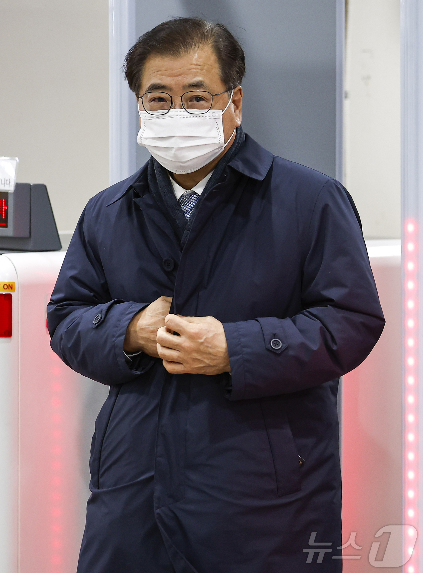 (서울=뉴스1) 오대일 기자 = '서해 공무원 피격 사건' 은폐 시도 및 '월북몰이' 혐의로 재판에 넘겨진 서훈 전 국가안보실장이 선고기일을 마친 뒤 법원을 나서고 있다. (공동취 …