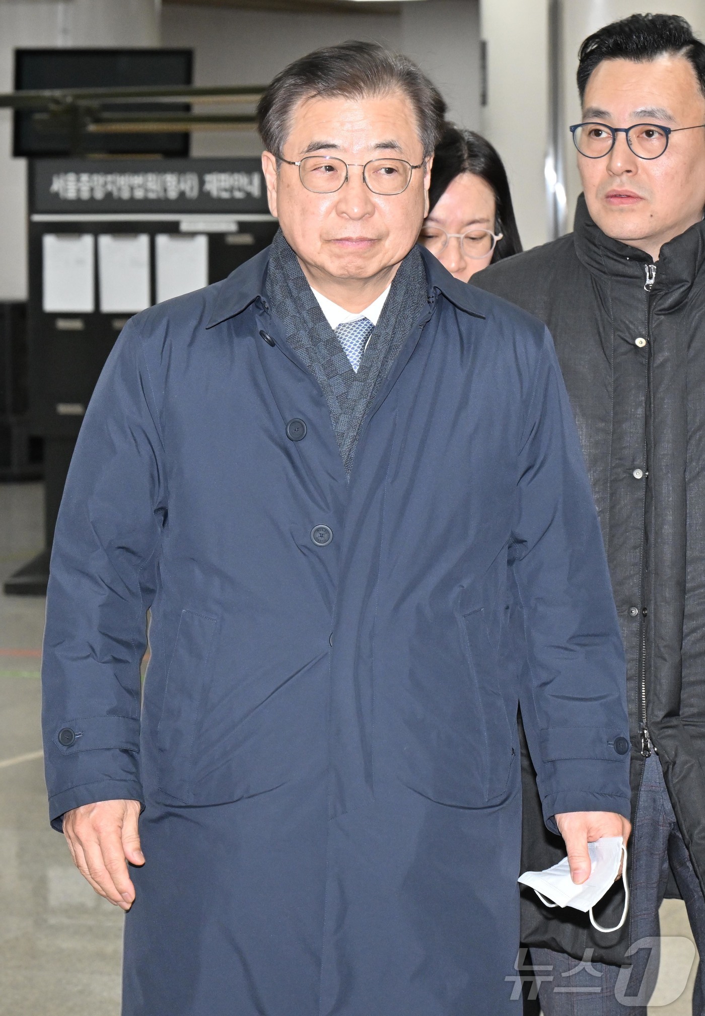 (서울=뉴스1) 오대일 기자 = ‘서해 공무원 피격 사건’을 자진 월북으로 몰아가려 했다는 혐의로 재판에 넘겨진 서훈 전 청와대 안보실장이  26일 서울 서초동 중앙지방법원에서 열 …